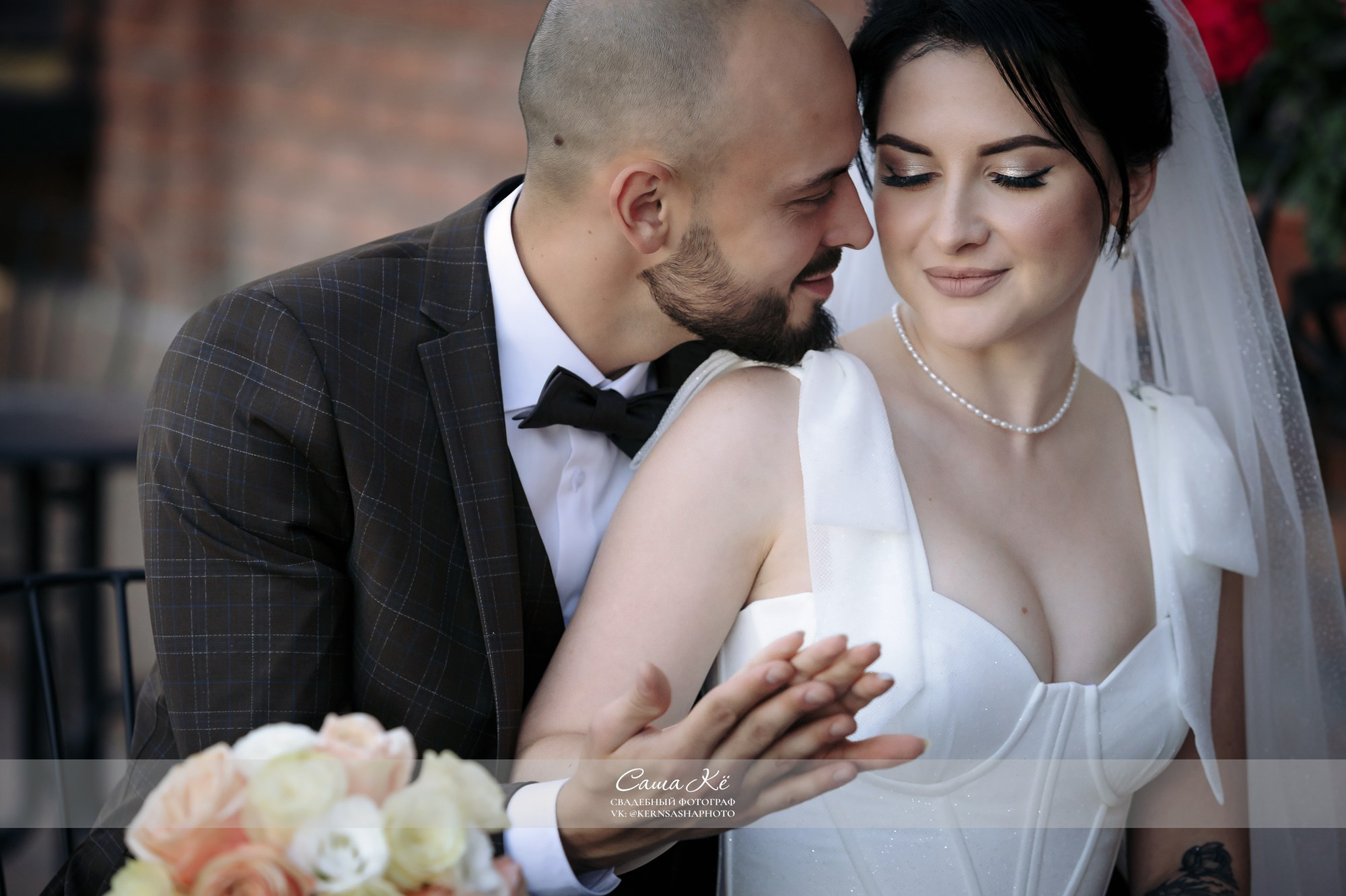 Фотосессия жениха и невесты в закатном свете. Запишитесь заранее, пока доступна золотая пора.