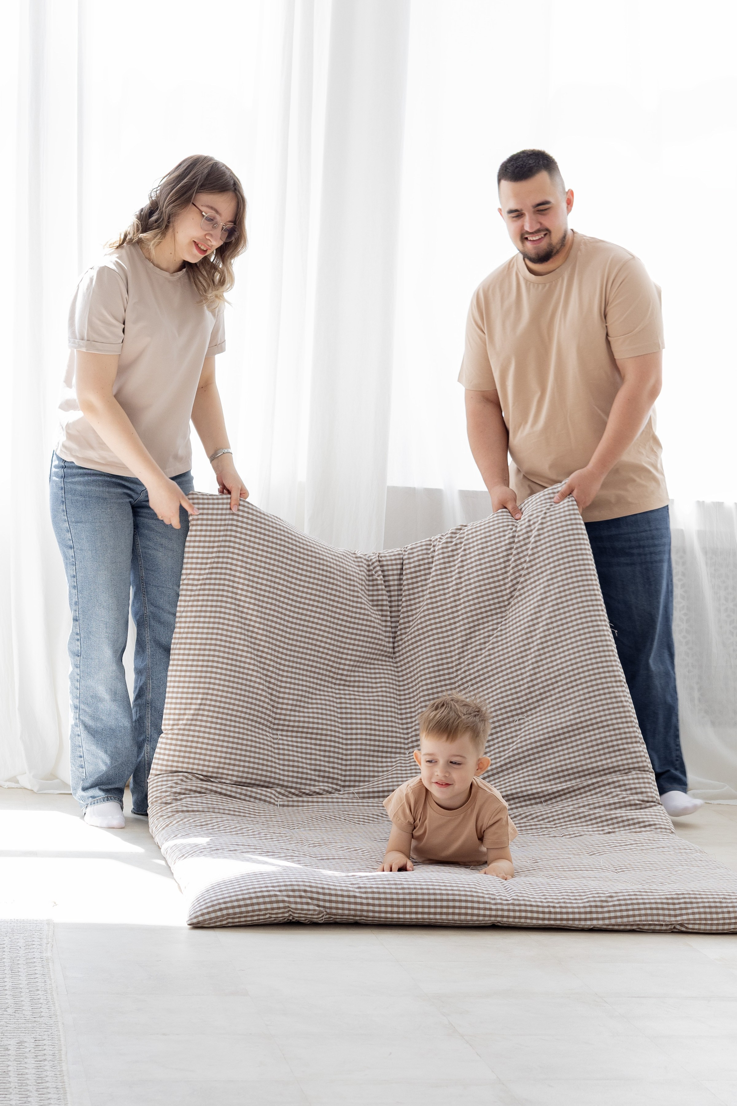 Семейная фотосессия в студии (Михаил, Крестина и Макар). Женский фотограф в Орске Новотроицке Динара Долганова