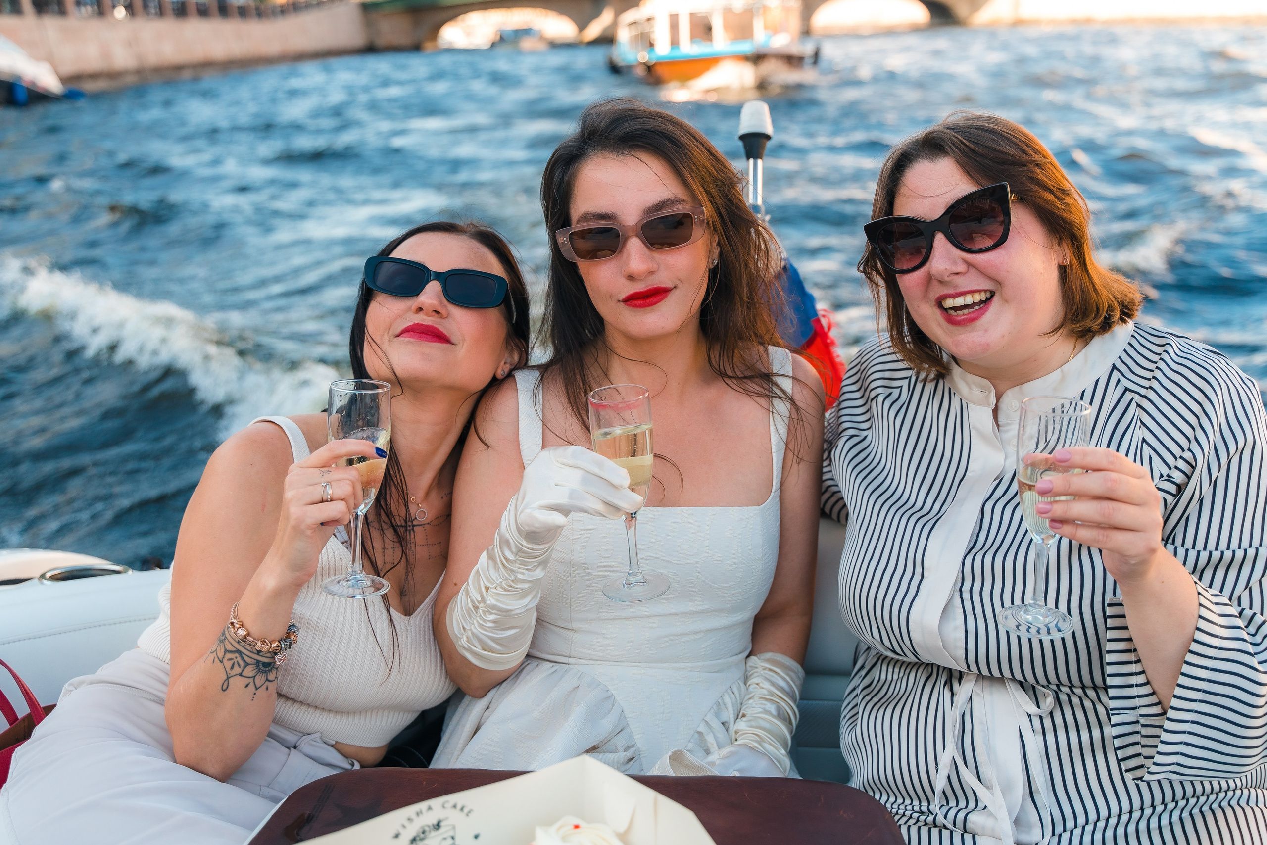 Фотосъемка девичника, встреча девушек, веселые женские портреты