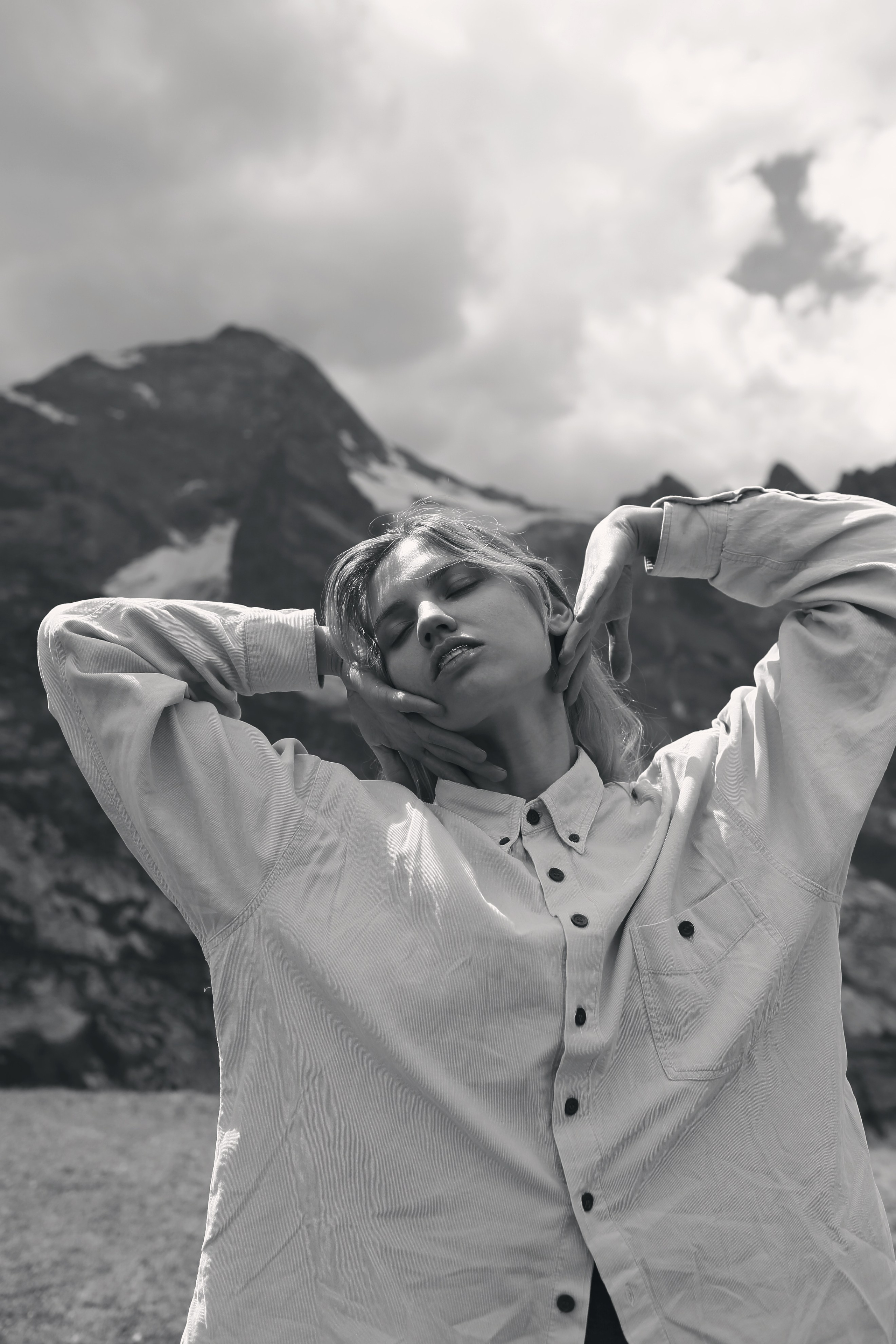 девушка  в горах