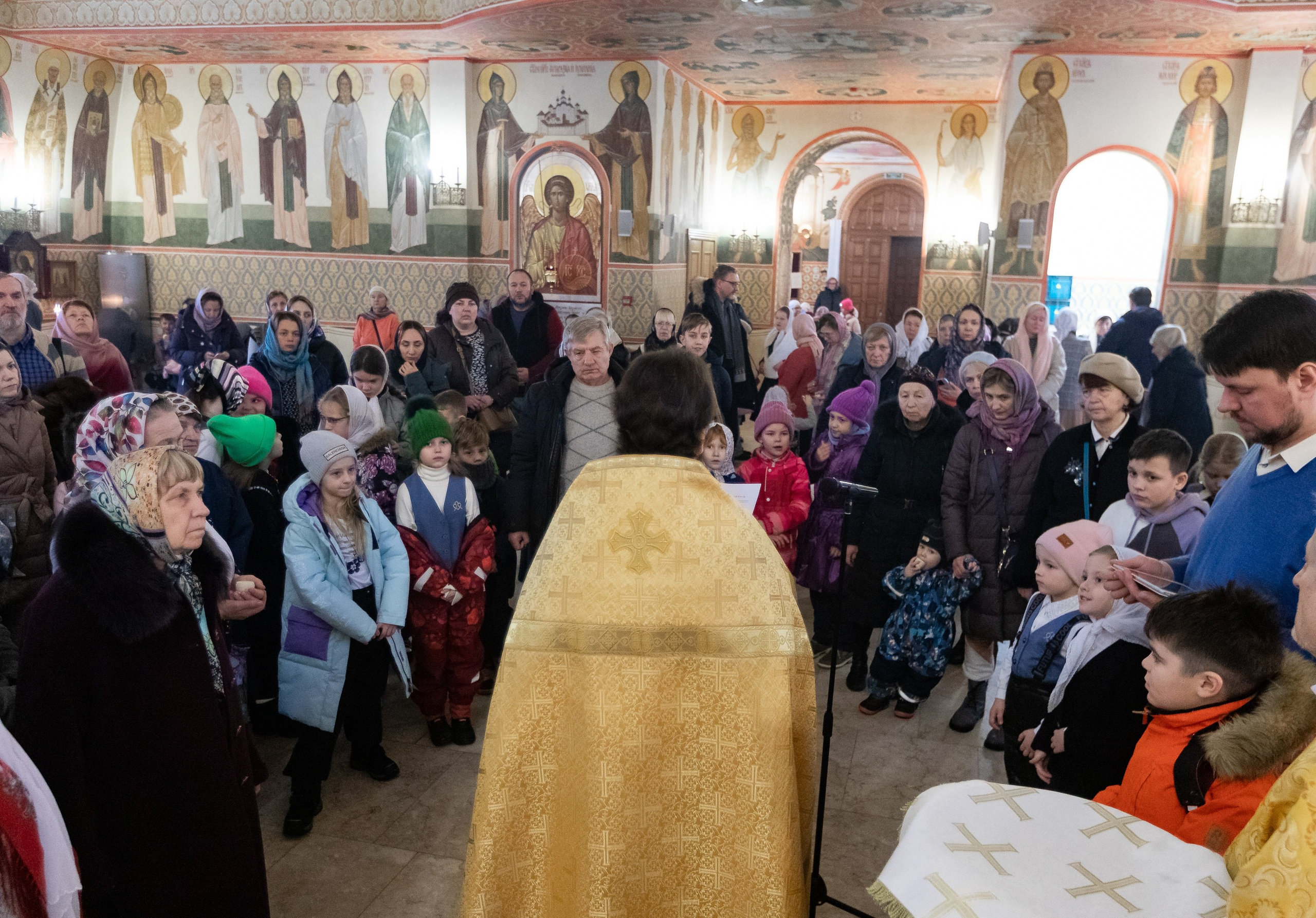 Праздничное богослужение Святителю Николаю 19 декабря. Интерьерный фотограф в Москве Роман Потапов