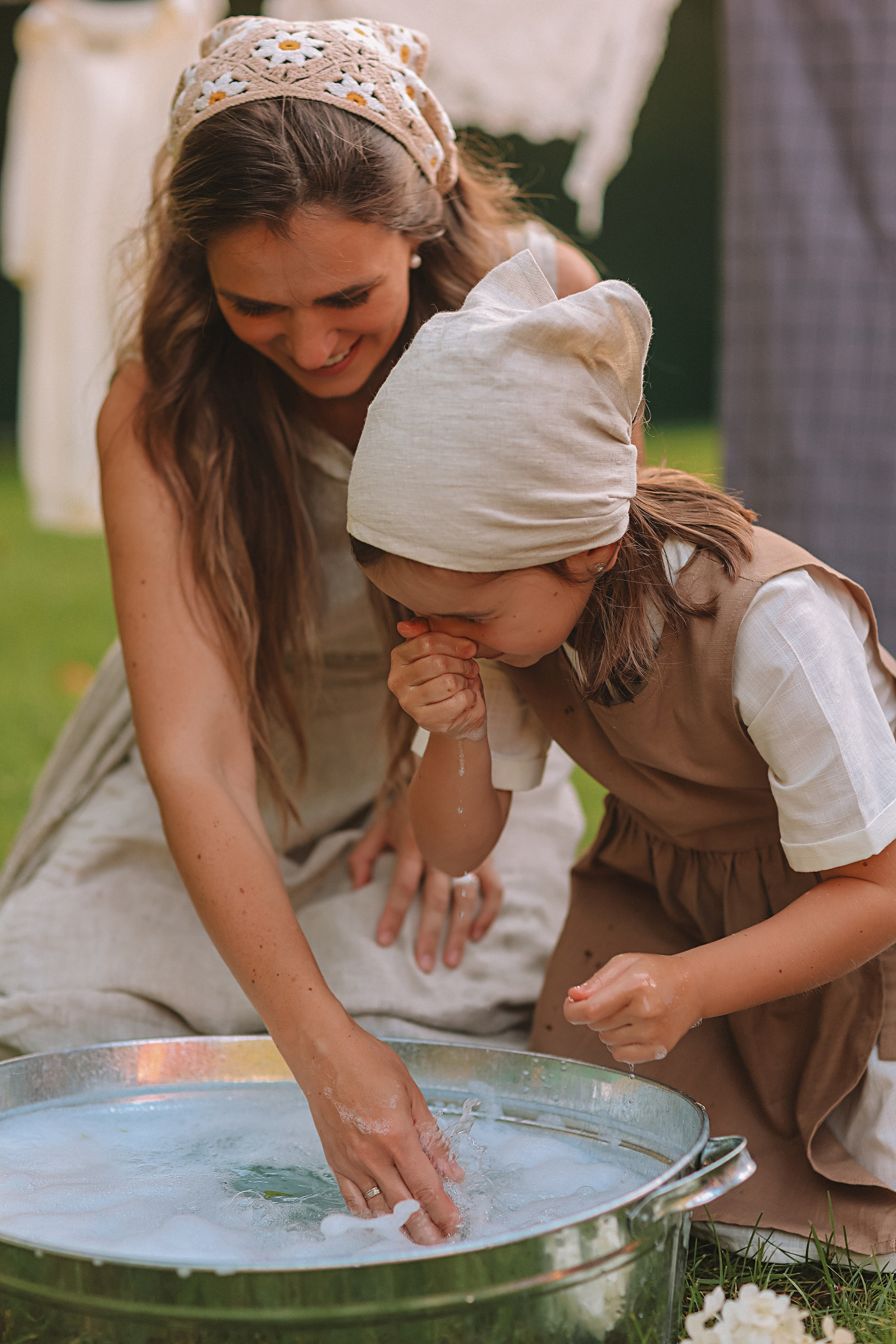 Стирка у дома. Семейный фотограф Тюмень, фотограф на роды Салмина Мария