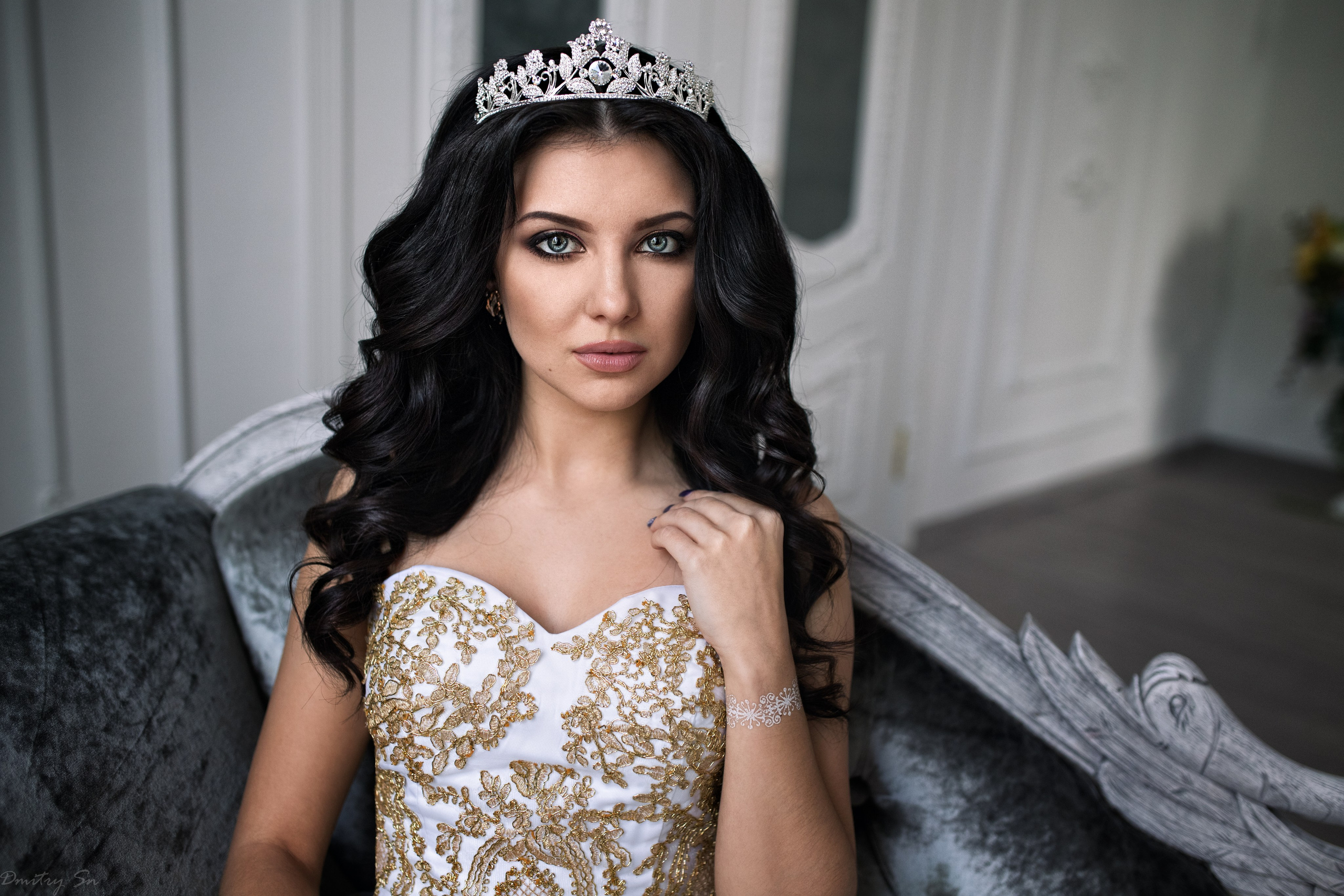 Съемка в студии с интерьером с Кристиной в белом пышном платье в формате для «себя»