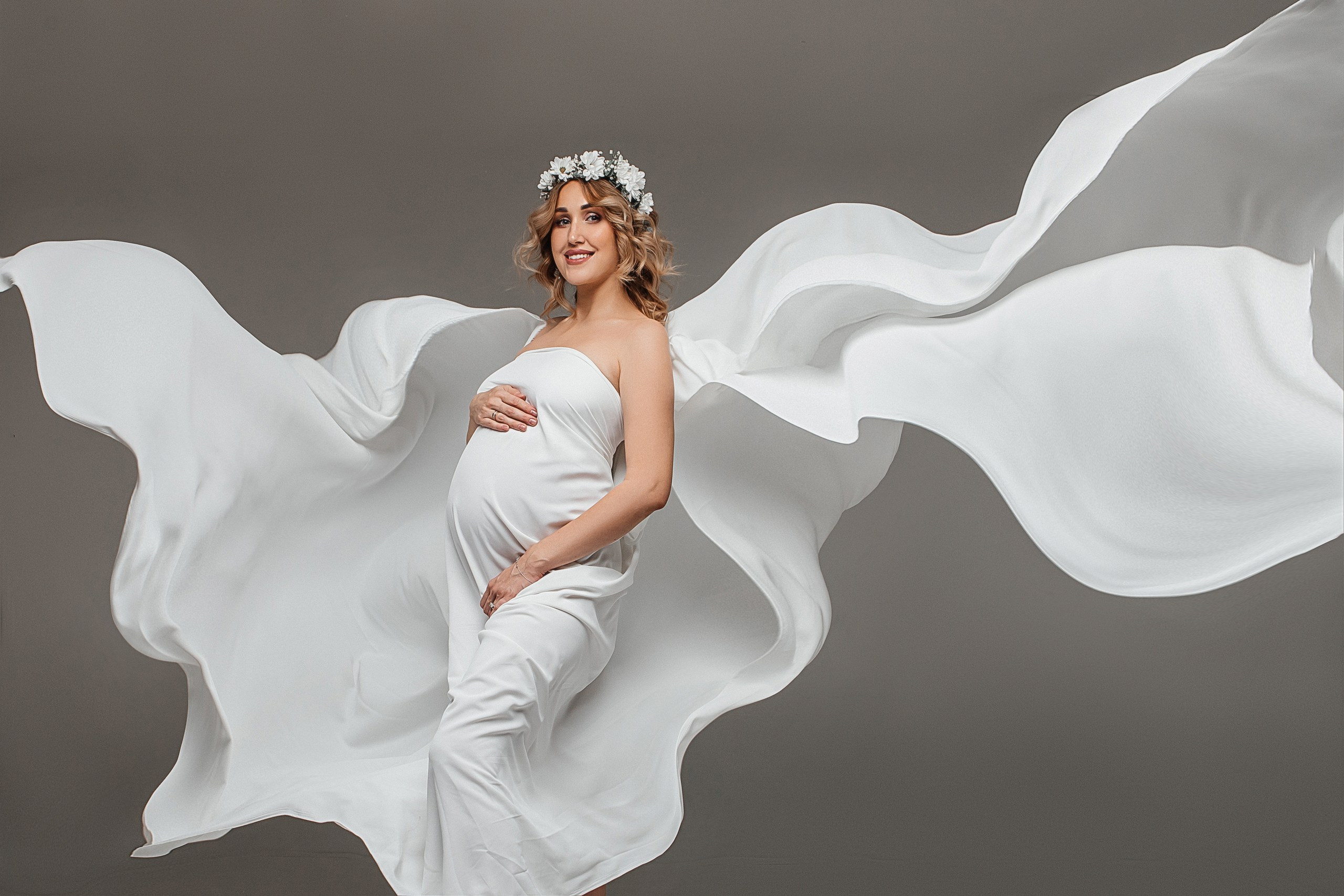 фотосессия беременности в тканях. Беременные в ткани. Беременная фотосессия с летящими тканями. Фотограф беременности в иркутске. Фотосессия беременных в студии. Студийная фотосессия Иркутск. Беременные фотосессии в Иркутске. фотограф беременных. Студийный фотограф