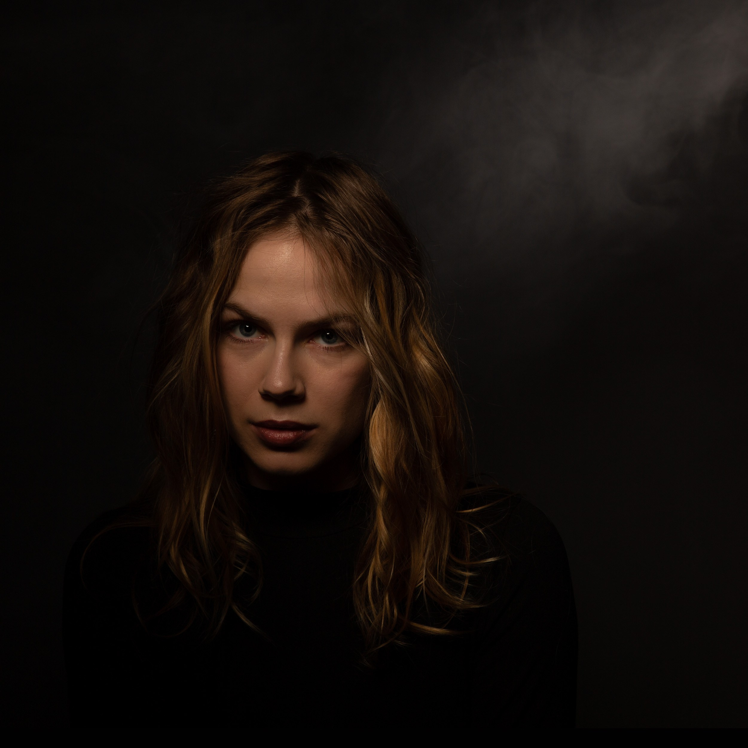 Фотосессия с жестким темным светом