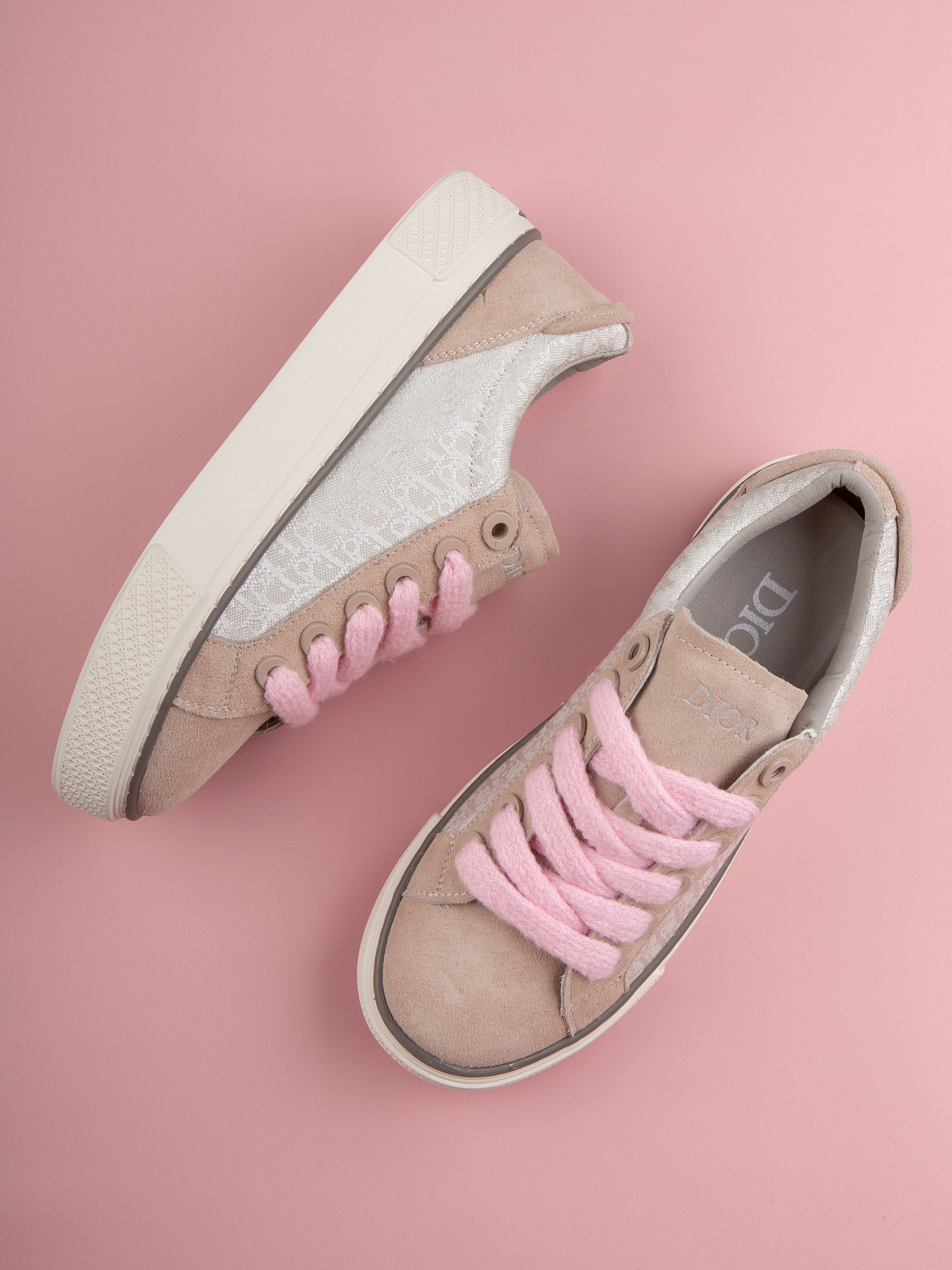 Обувь на цветных фонах. Фотограф Мария Кольцова