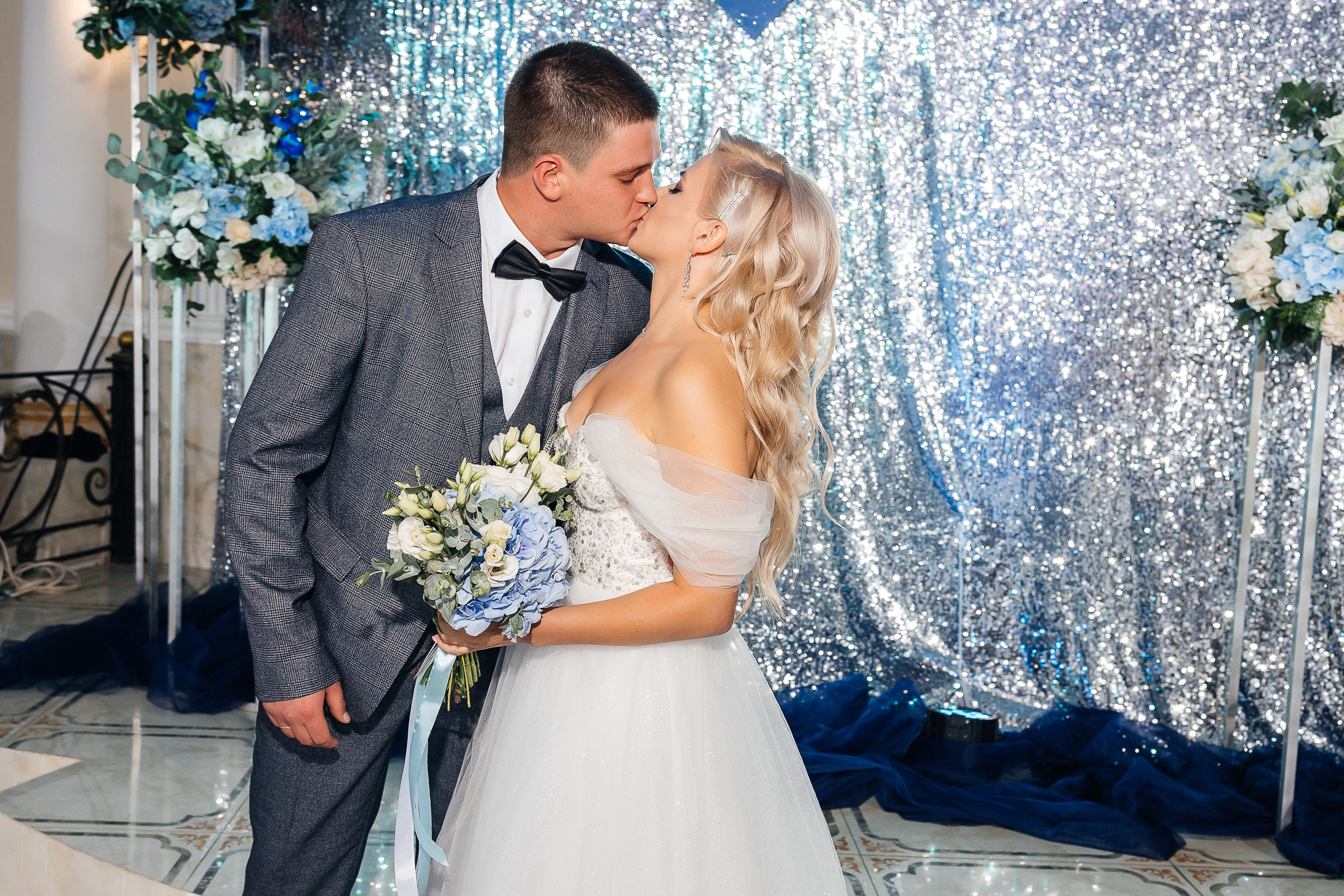 Стильная фотосессия пары в интерьерах ресторана. Олег Сверчков | Свадебный фотограф Вологда