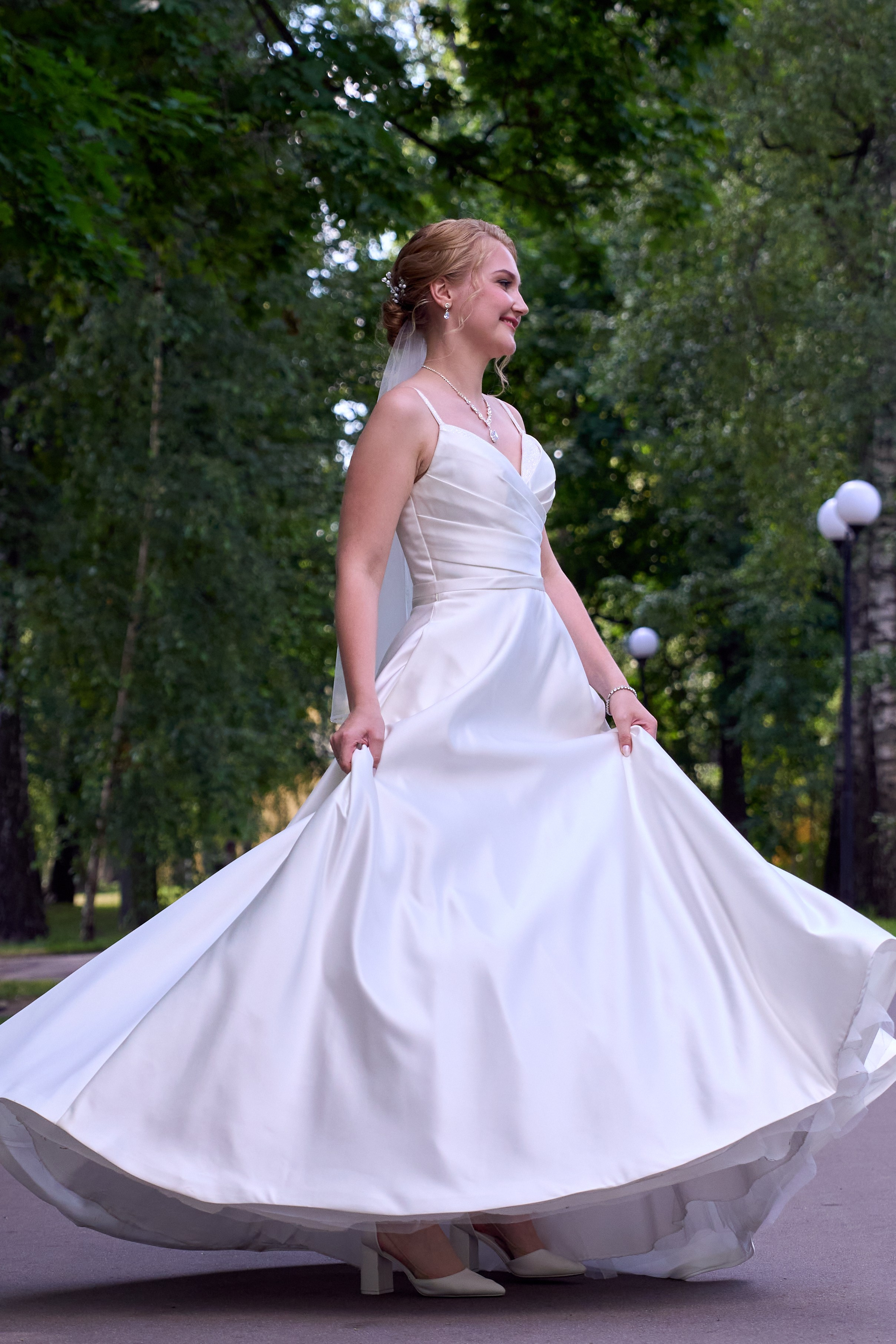 невеста кружится в подвенечном платье