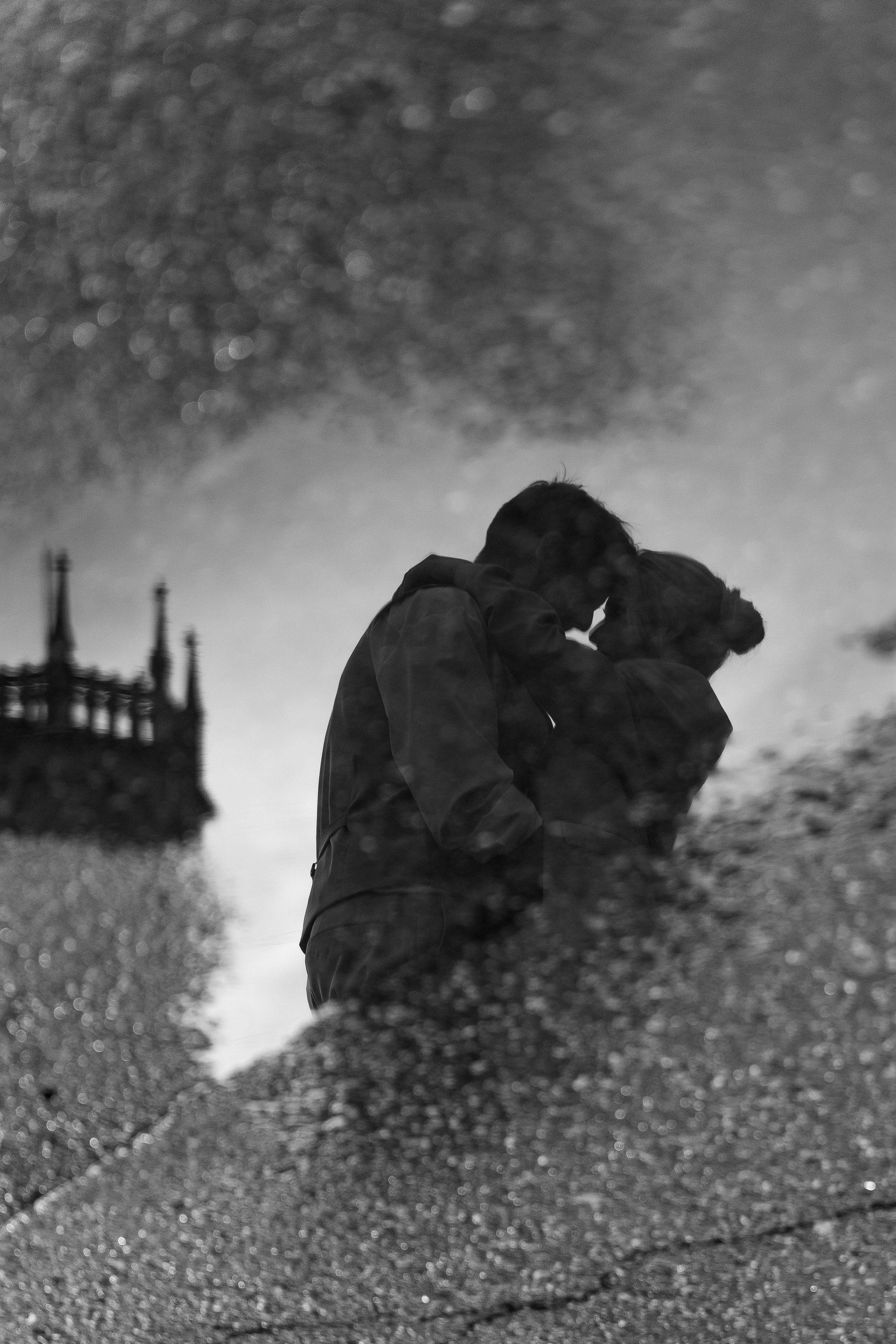 Свадьба в Санкт-Петербурге, фотосессия на прогулке, отражение в воде.