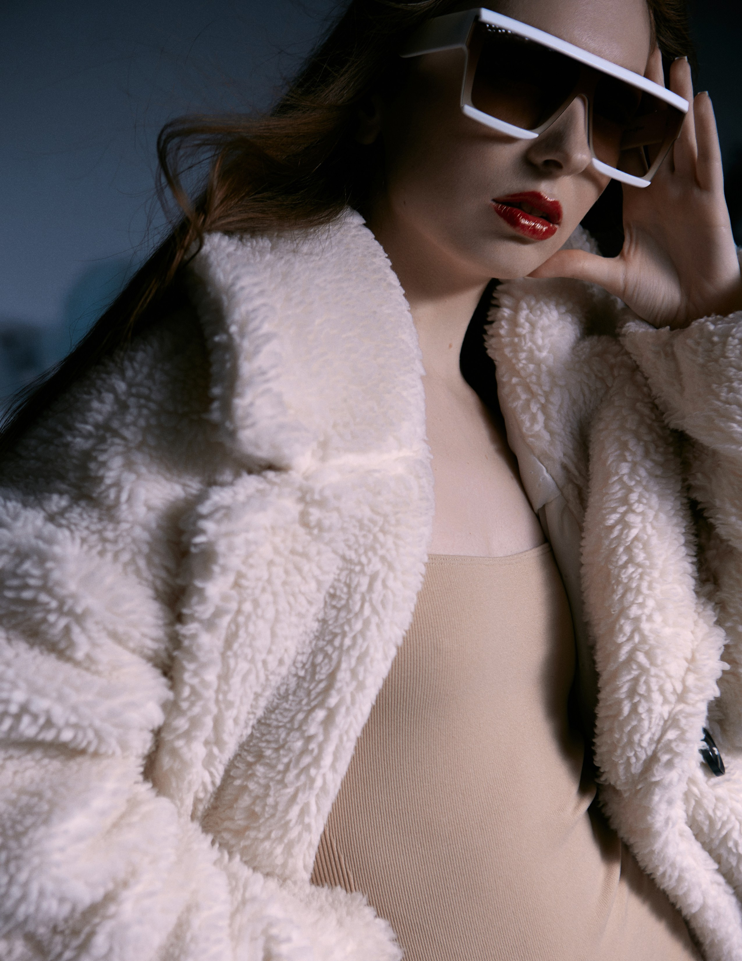 Фотограф в Москве Калагина Светлана - профессиональная имиджевая съемка для Вашего бренда на тканевом фоне в студии. Девушка в белой шубе и очках