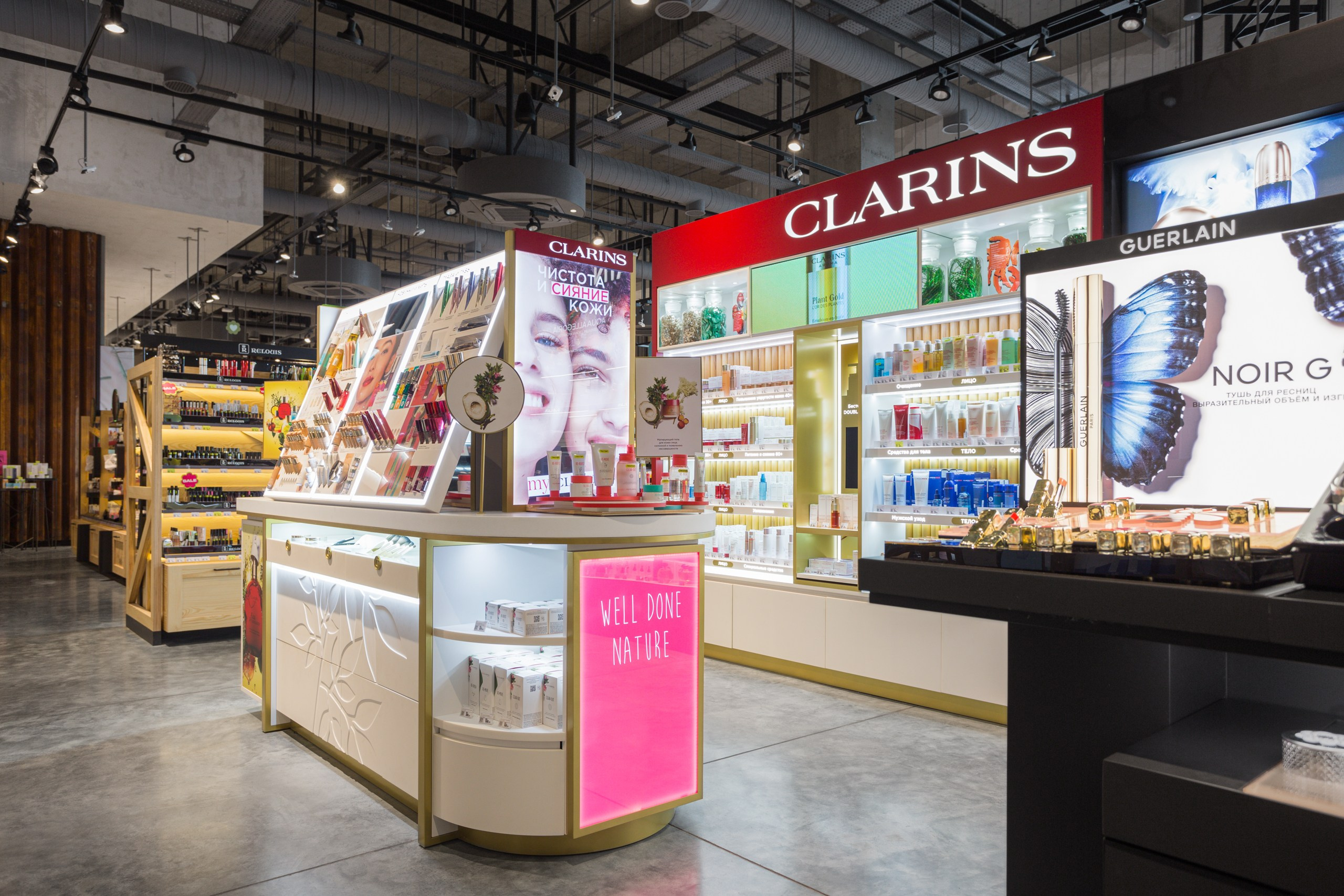 Коронер Clarins в «Золотом яблоке» в ТРЦ «Планета». Интерьерный фотограф и ретушер в Красноярске Денис Антропов