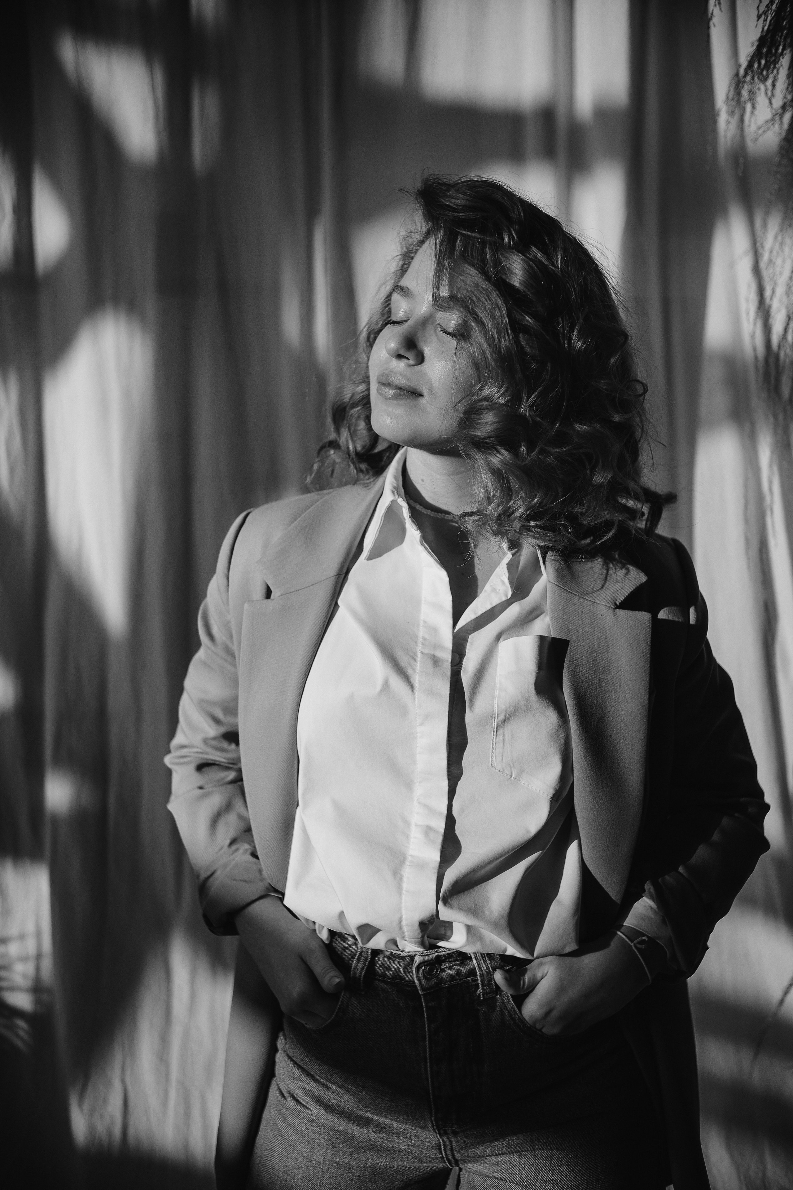 Портретная фотосессия девушки в белой рубашке джинсах и пиджаке. Портретный фотограф в Москве Ольга Акушко