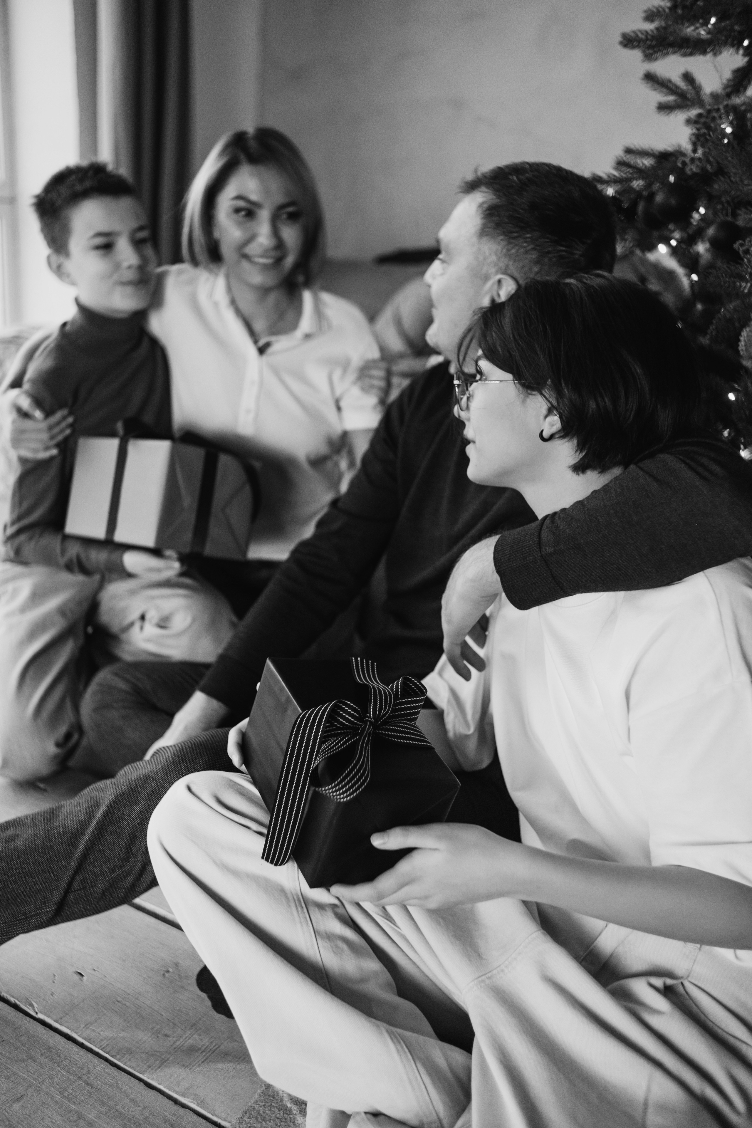 Семейная фотосессия в студии со взрослыми детьми мама папа дочь и сын. Портретный фотограф в Москве Ольга Акушко