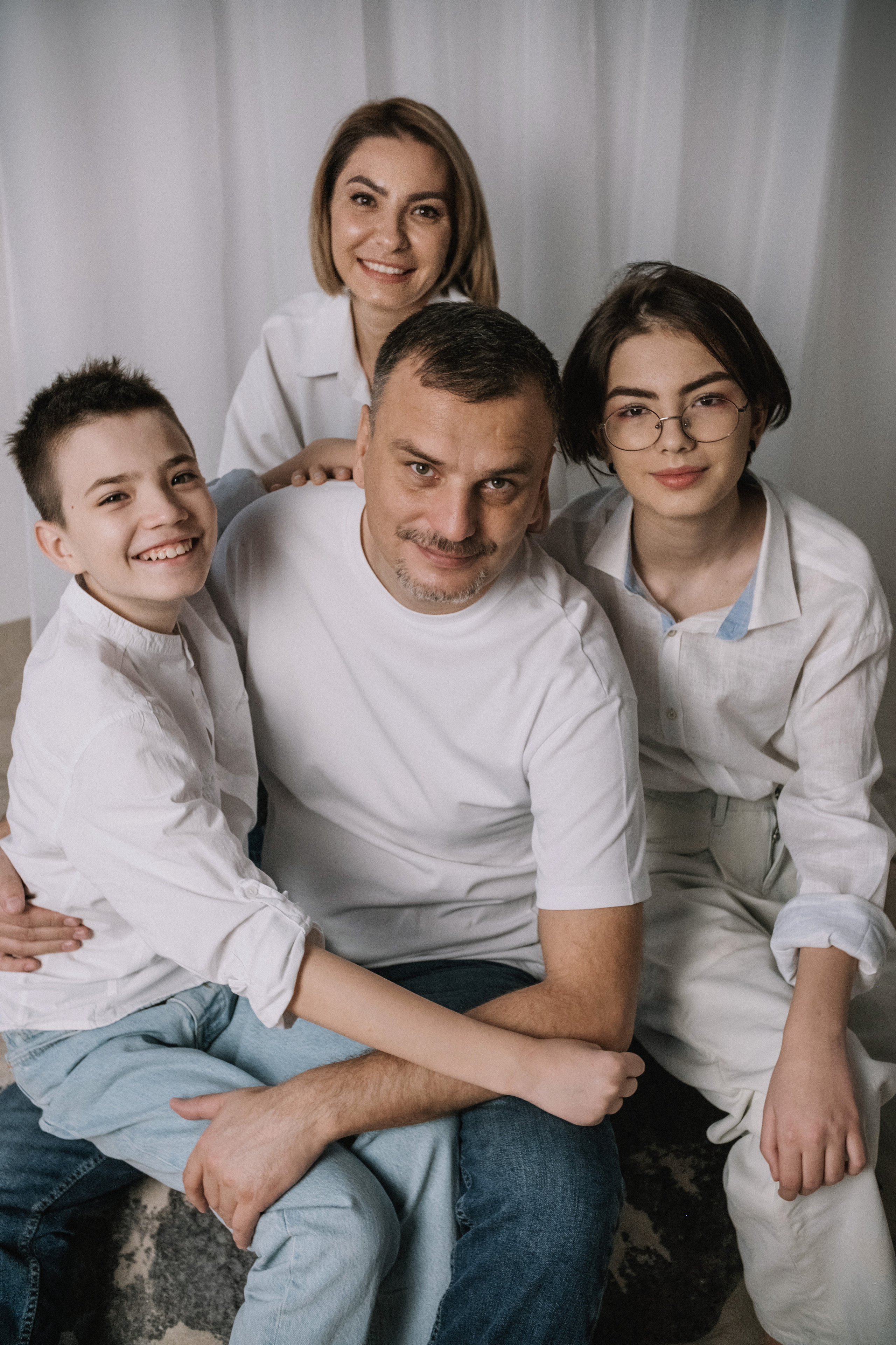 Семейная фотосессия в студии со взрослыми детьми мама папа дочь и сын. Портретный фотограф в Москве Ольга Акушко