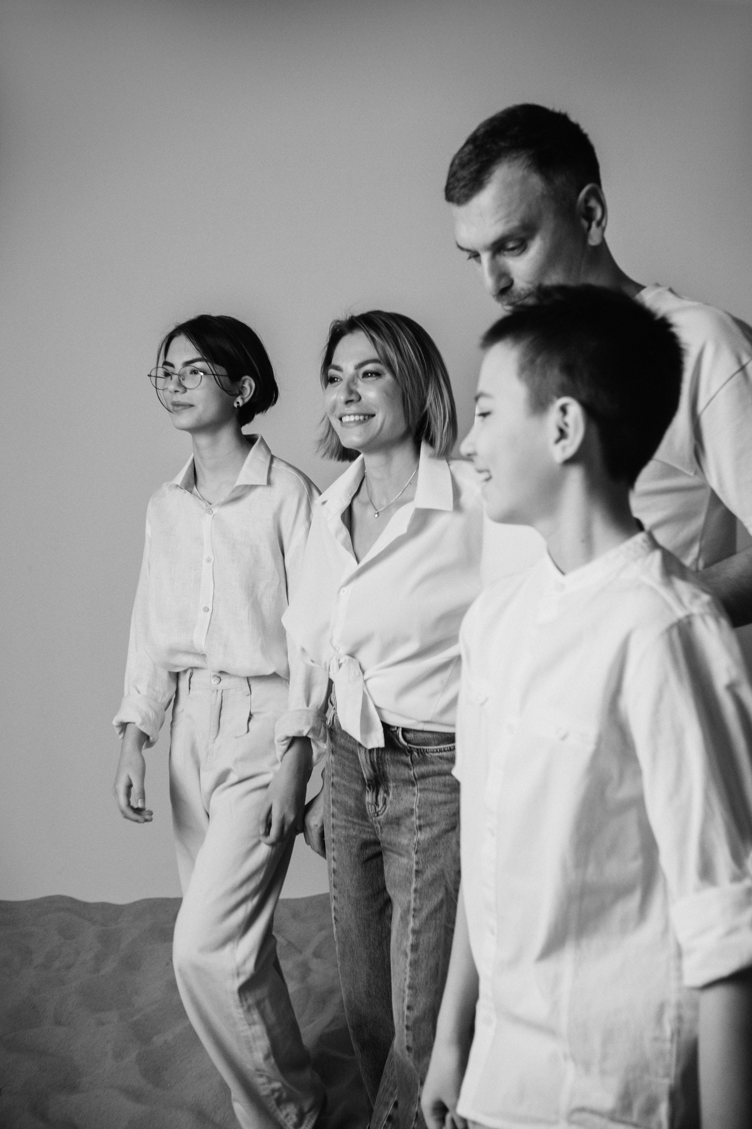 Семейная фотосессия в студии со взрослыми детьми мама папа дочь и сын. Портретный фотограф в Москве Ольга Акушко