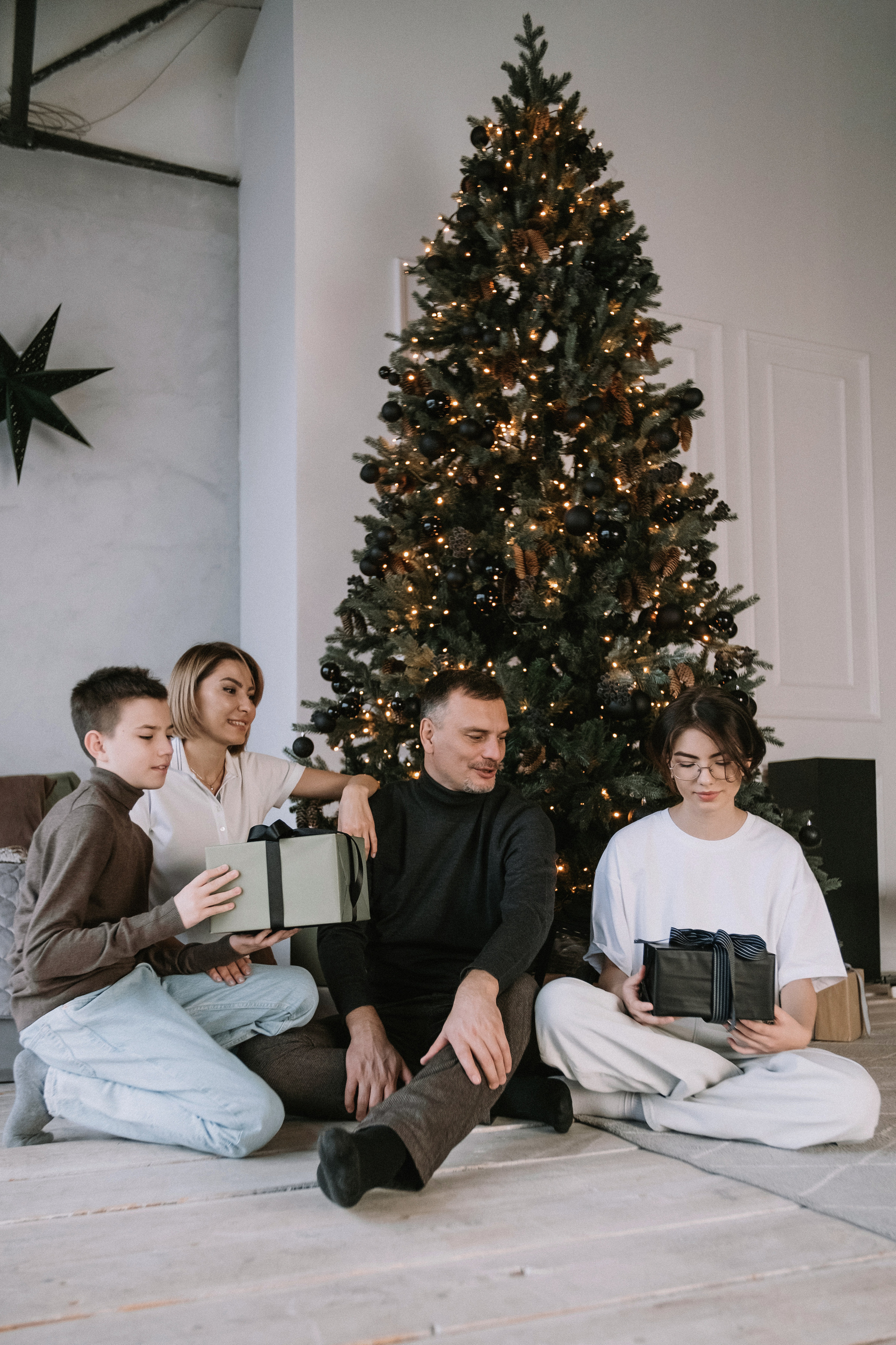 Семейная фотосессия в студии со взрослыми детьми мама папа дочь и сын. Портретный фотограф в Москве Ольга Акушко