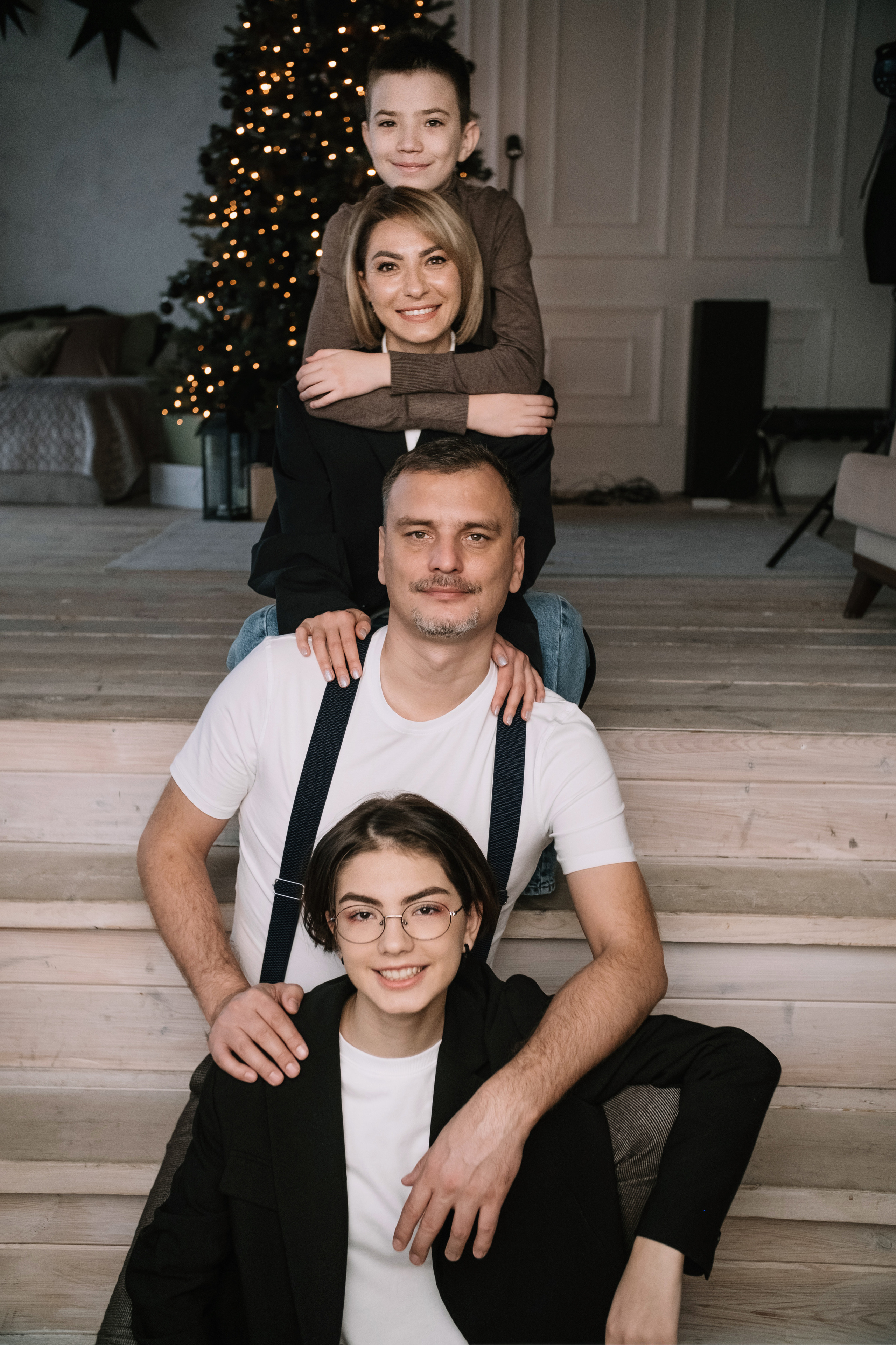 Семейная фотосессия в студии со взрослыми детьми мама папа дочь и сын. Портретный фотограф в Москве Ольга Акушко