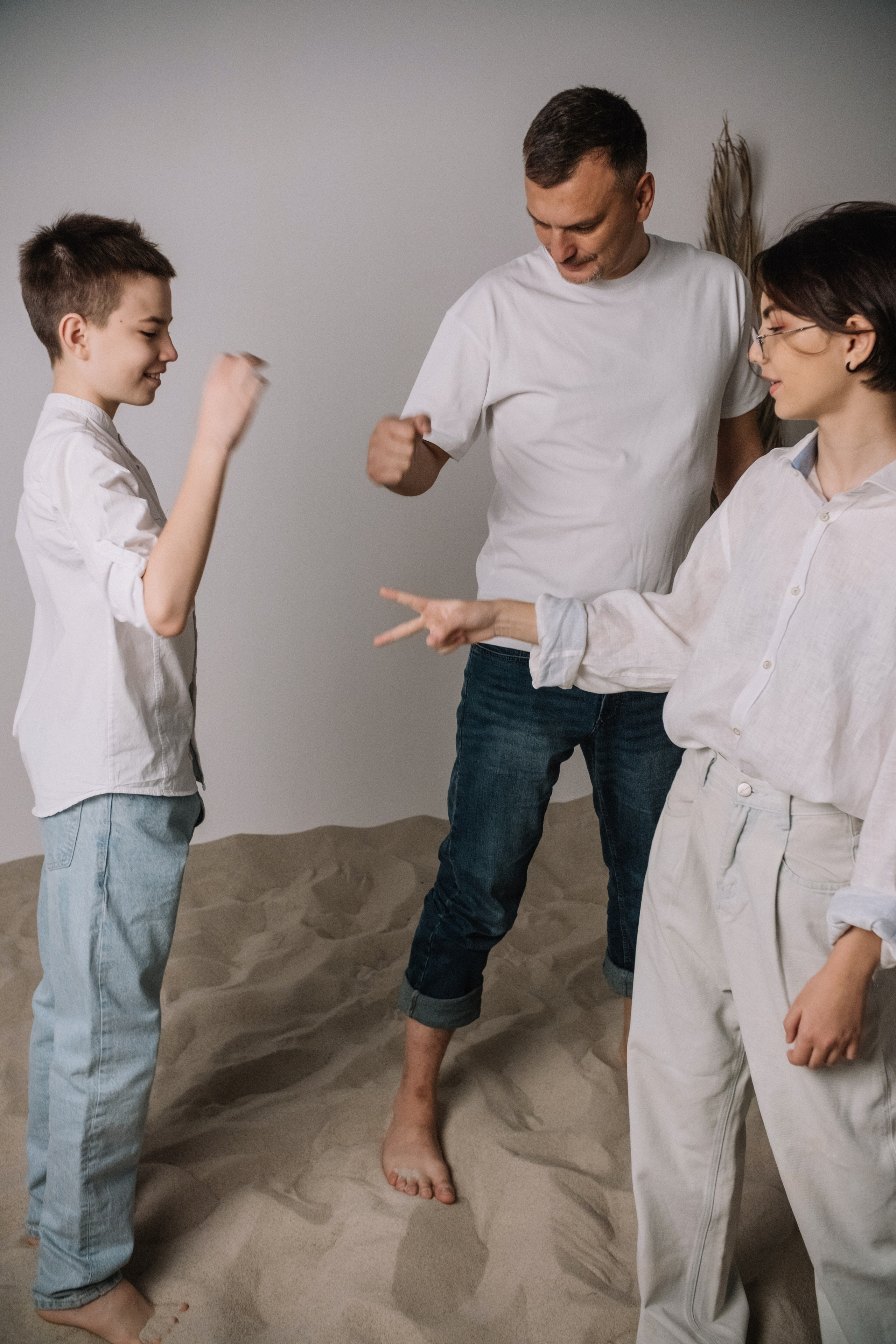 Семейная фотосессия в студии со взрослыми детьми мама папа дочь и сын. Портретный фотограф в Москве Ольга Акушко