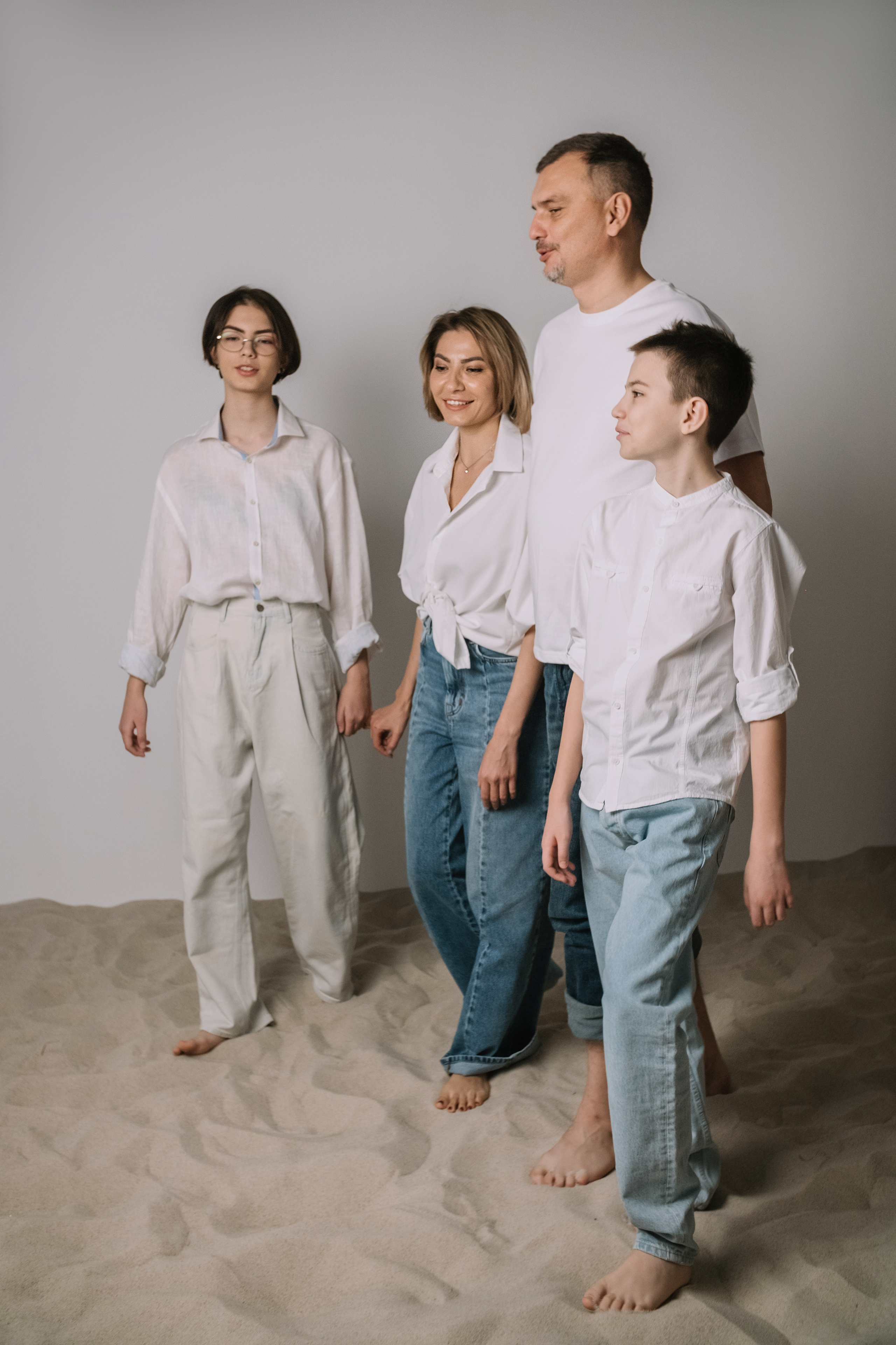 Семейная фотосессия в студии со взрослыми детьми мама папа дочь и сын. Портретный фотограф в Москве Ольга Акушко