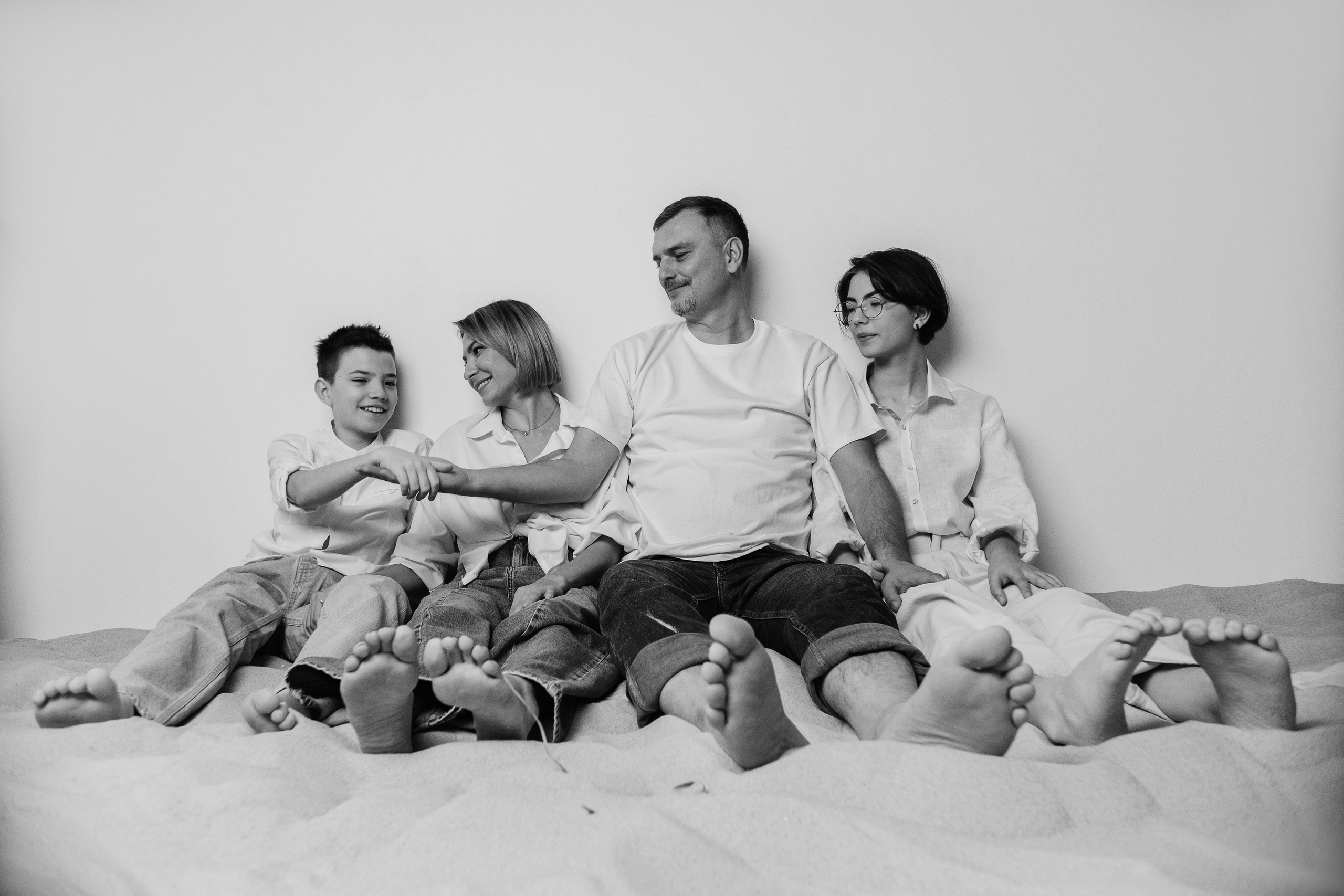 Семейная фотосессия в студии со взрослыми детьми мама папа дочь и сын. Портретный фотограф в Москве Ольга Акушко