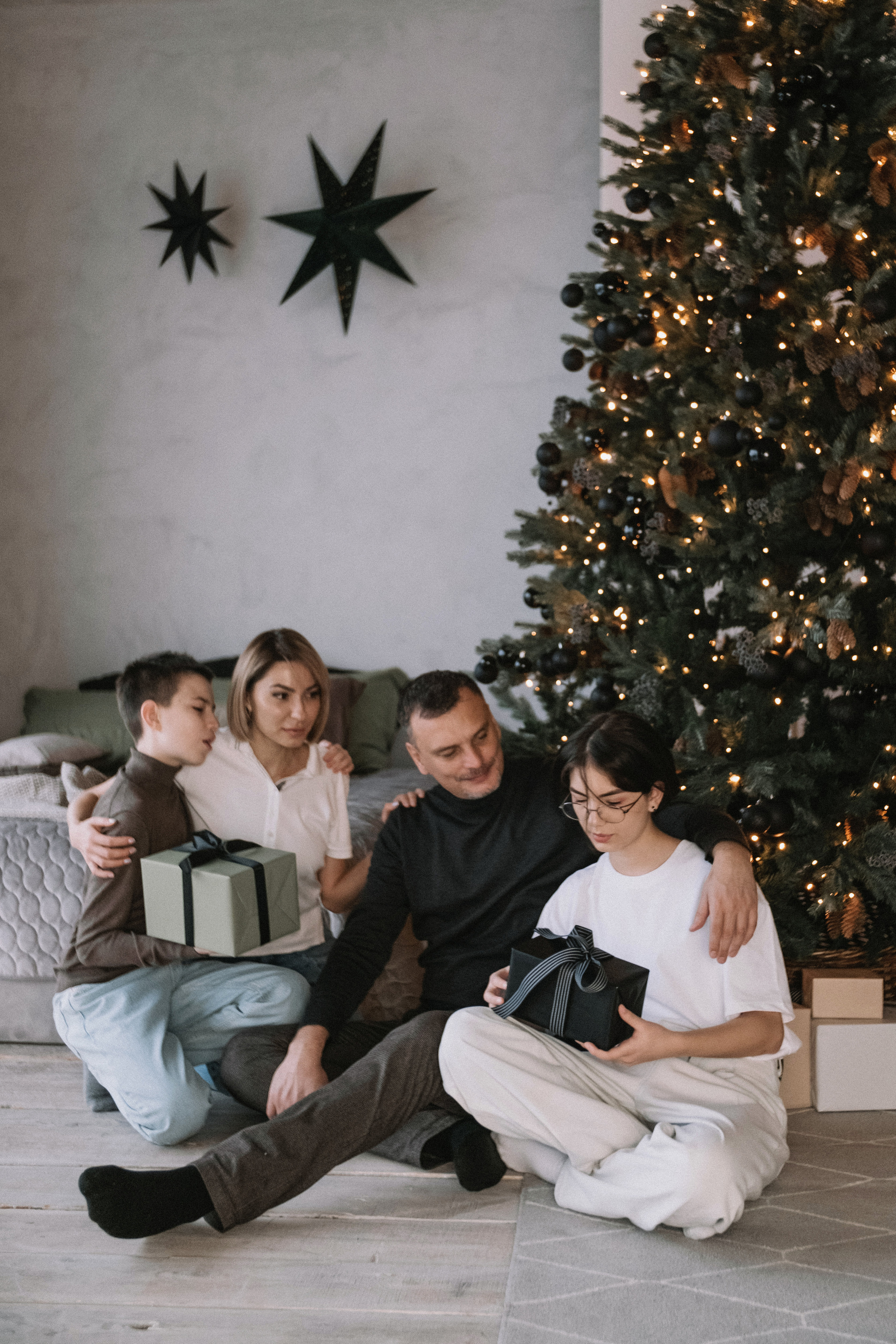 Семейная фотосессия в студии со взрослыми детьми мама папа дочь и сын. Портретный фотограф в Москве Ольга Акушко