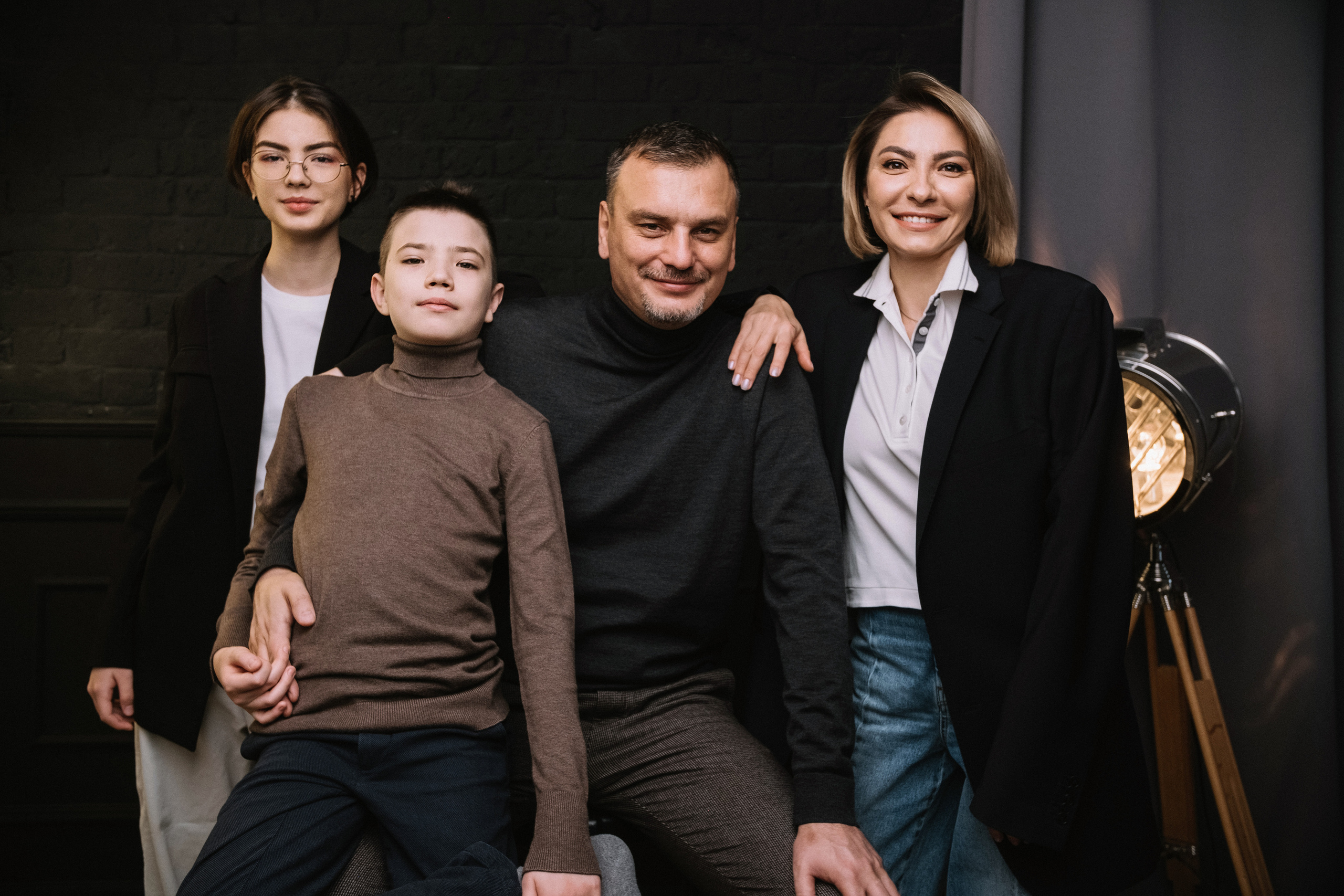 Семейная фотосессия в студии со взрослыми детьми мама папа дочь и сын. Портретный фотограф в Москве Ольга Акушко