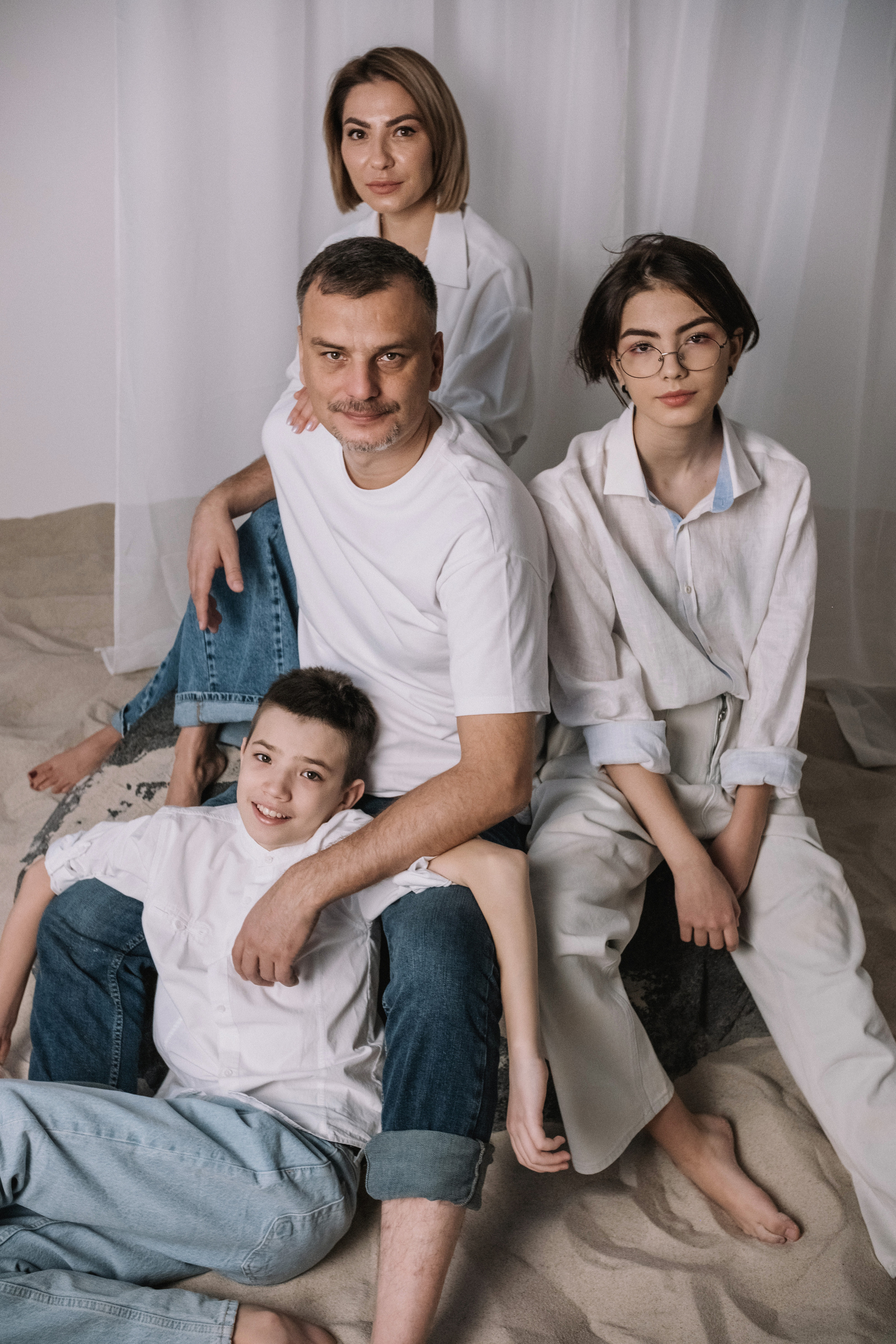 Семейная фотосессия в студии со взрослыми детьми мама папа дочь и сын. Портретный фотограф в Москве Ольга Акушко