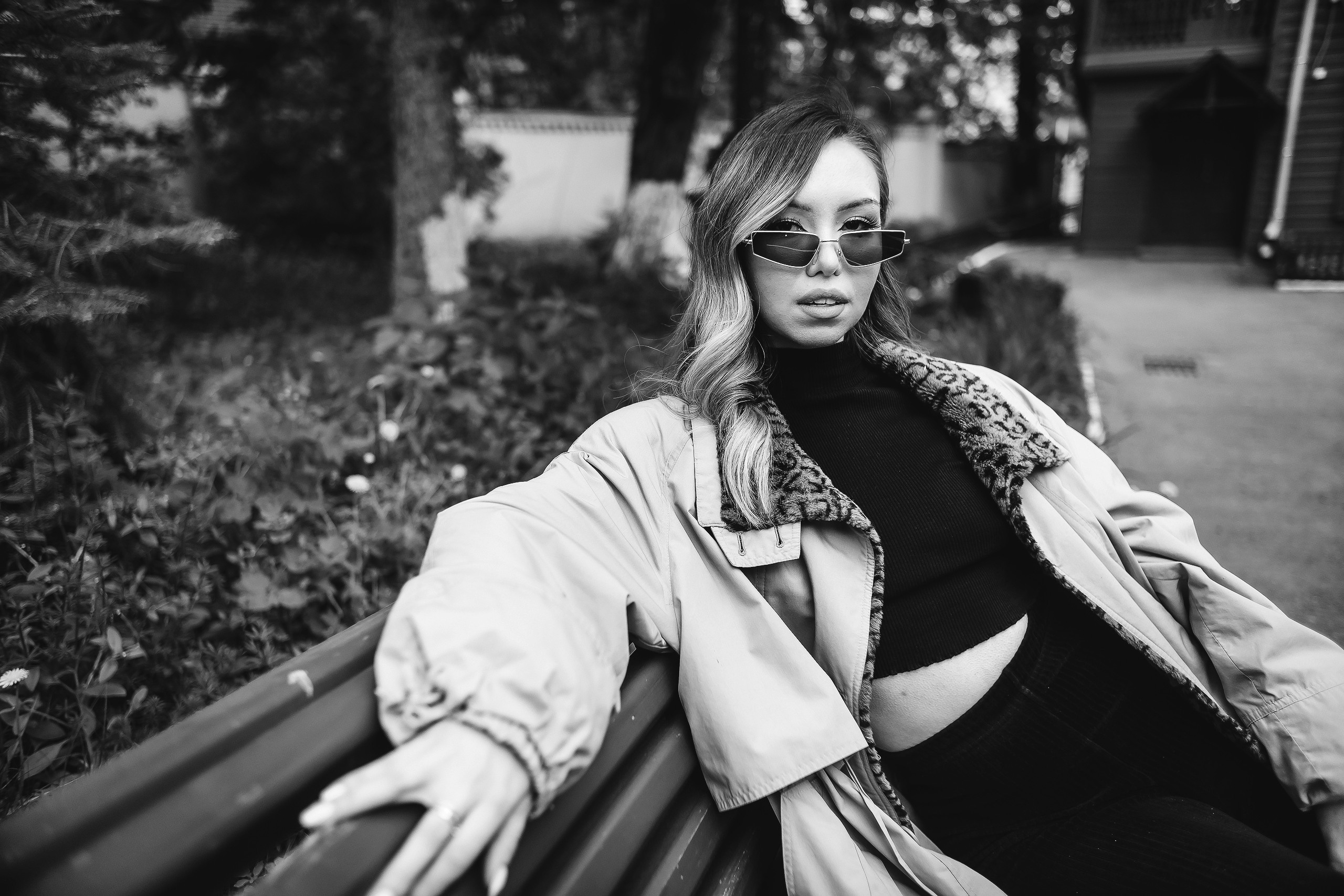 Портретная прогулочная фотосессия девушка в пальто в городе весна. Портретный фотограф в Москве Ольга Акушко