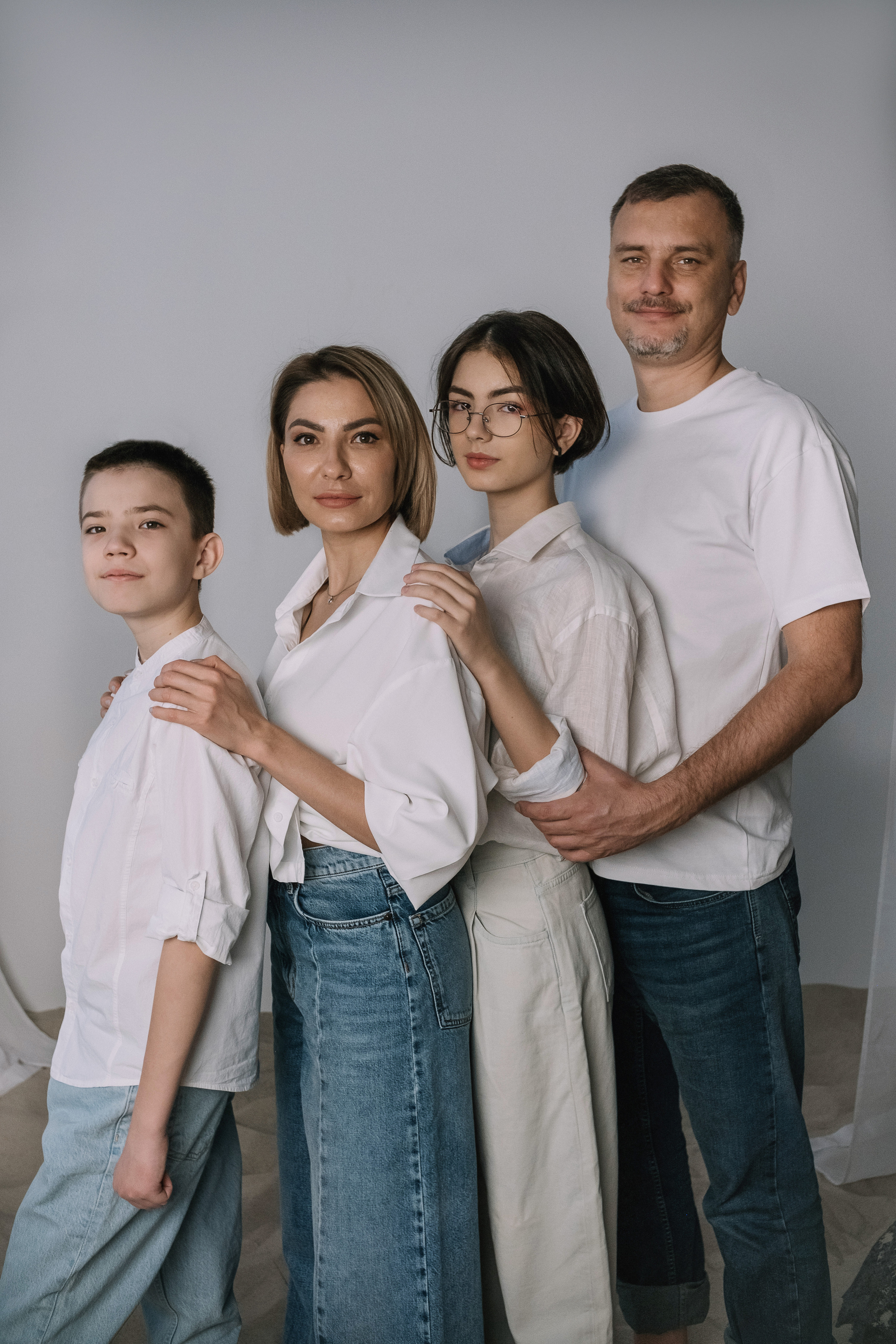 Семейная фотосессия в студии со взрослыми детьми мама папа дочь и сын. Портретный фотограф в Москве Ольга Акушко