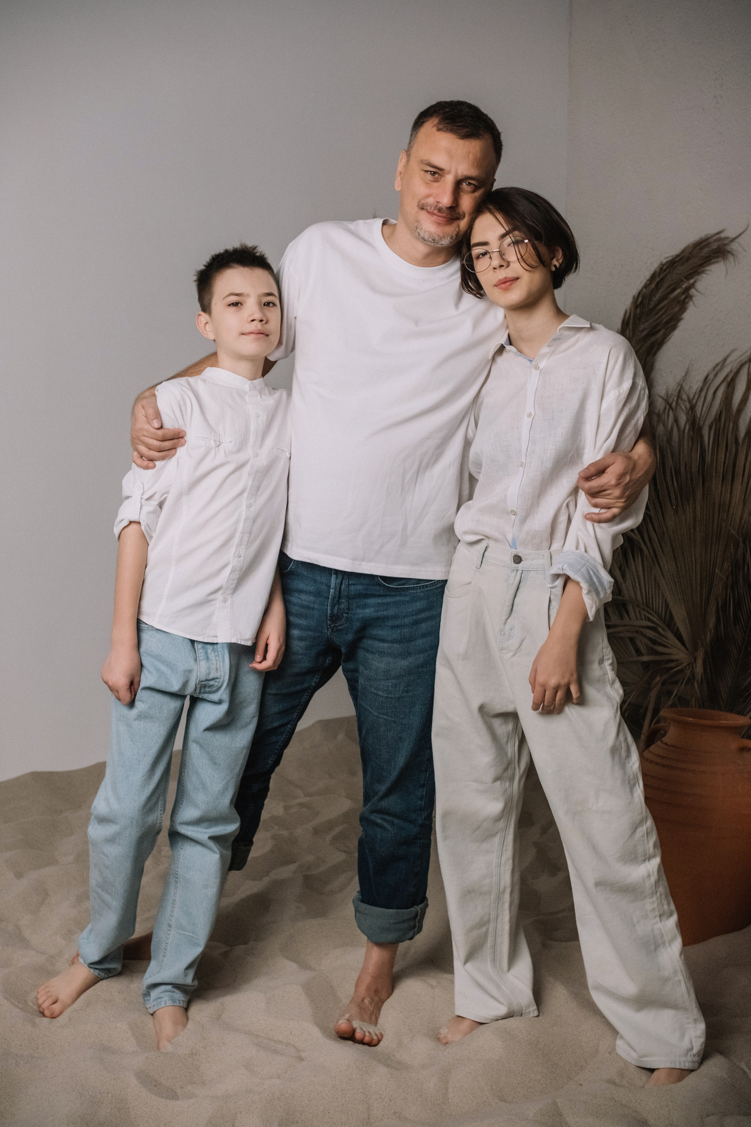 Семейная фотосессия в студии со взрослыми детьми мама папа дочь и сын. Портретный фотограф в Москве Ольга Акушко