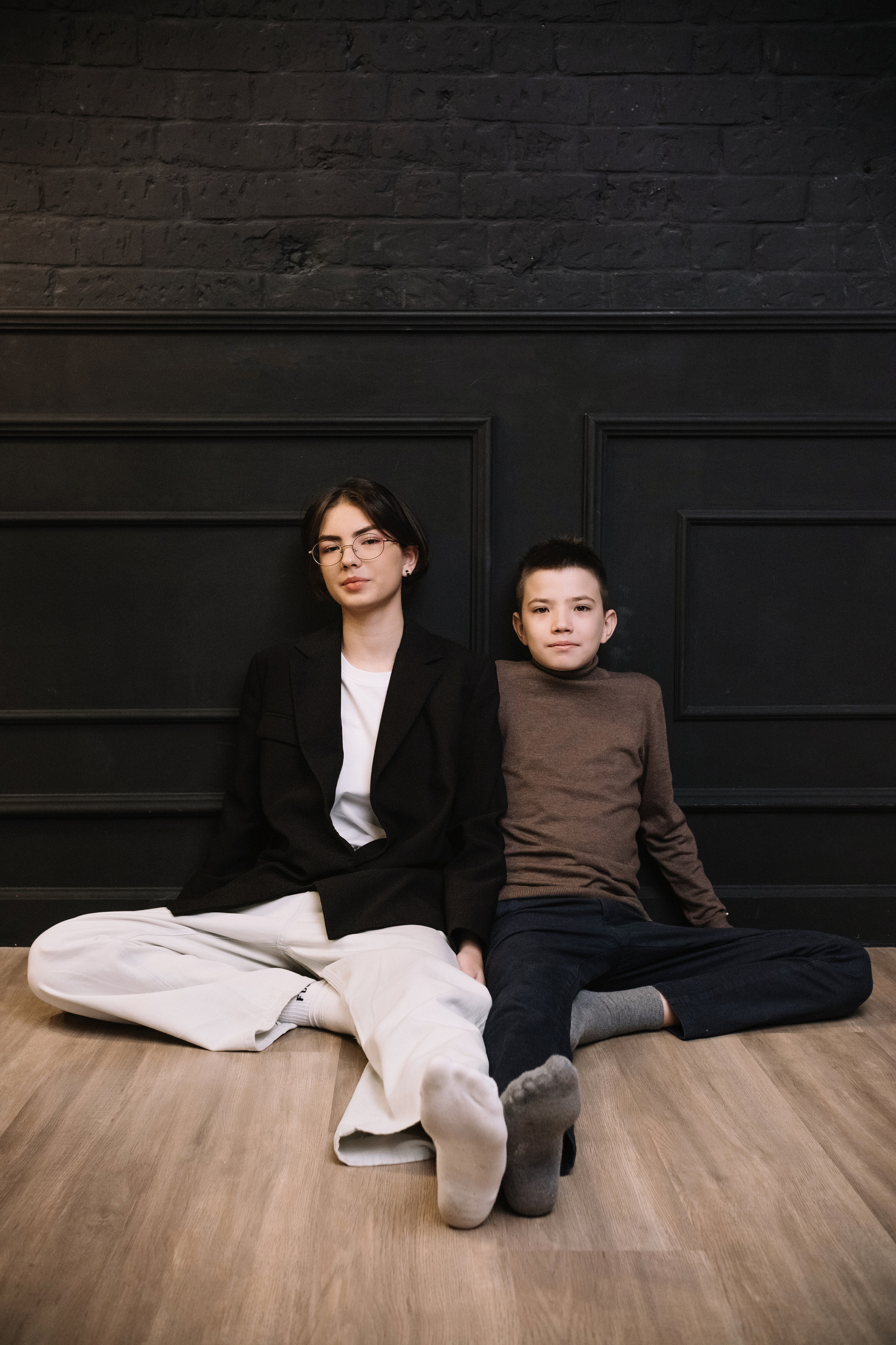 Семейная фотосессия в студии со взрослыми детьми мама папа дочь и сын. Портретный фотограф в Москве Ольга Акушко