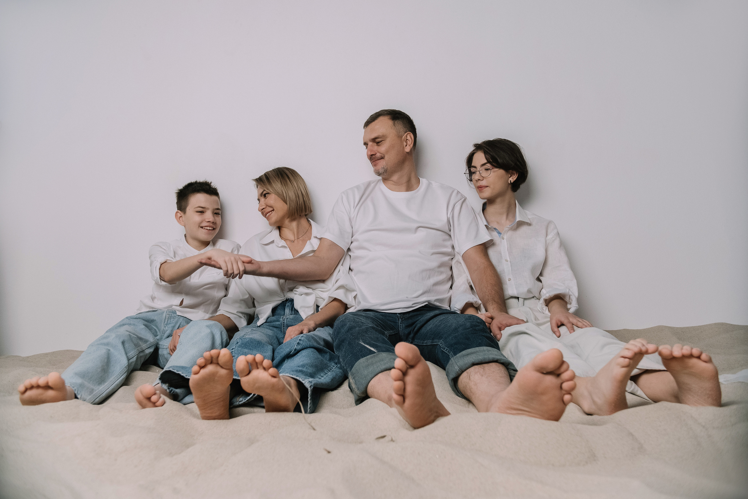 Семейная фотосессия в студии со взрослыми детьми мама папа дочь и сын. Портретный фотограф в Москве Ольга Акушко