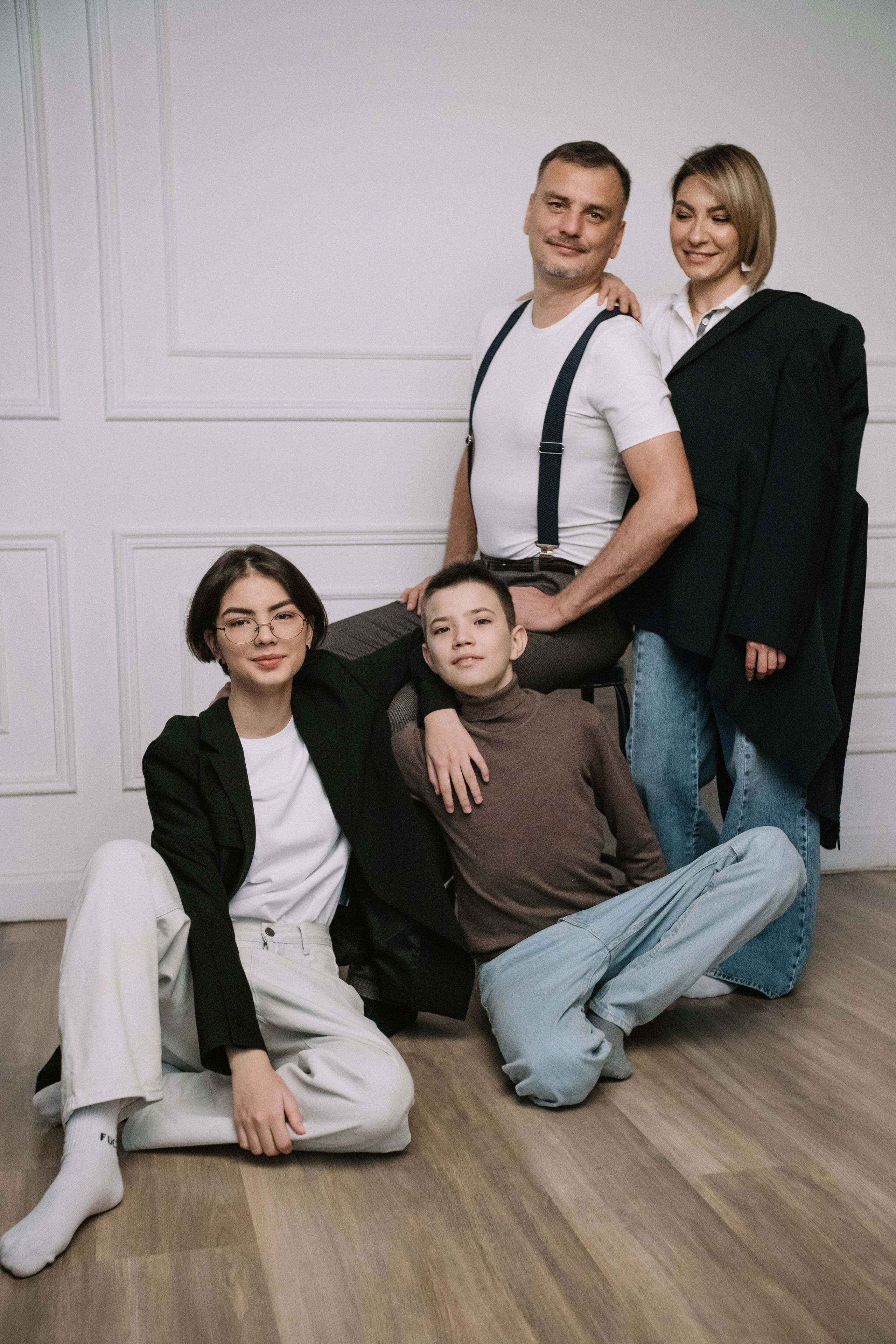 Семейная фотосессия в студии со взрослыми детьми мама папа дочь и сын. Портретный фотограф в Москве Ольга Акушко
