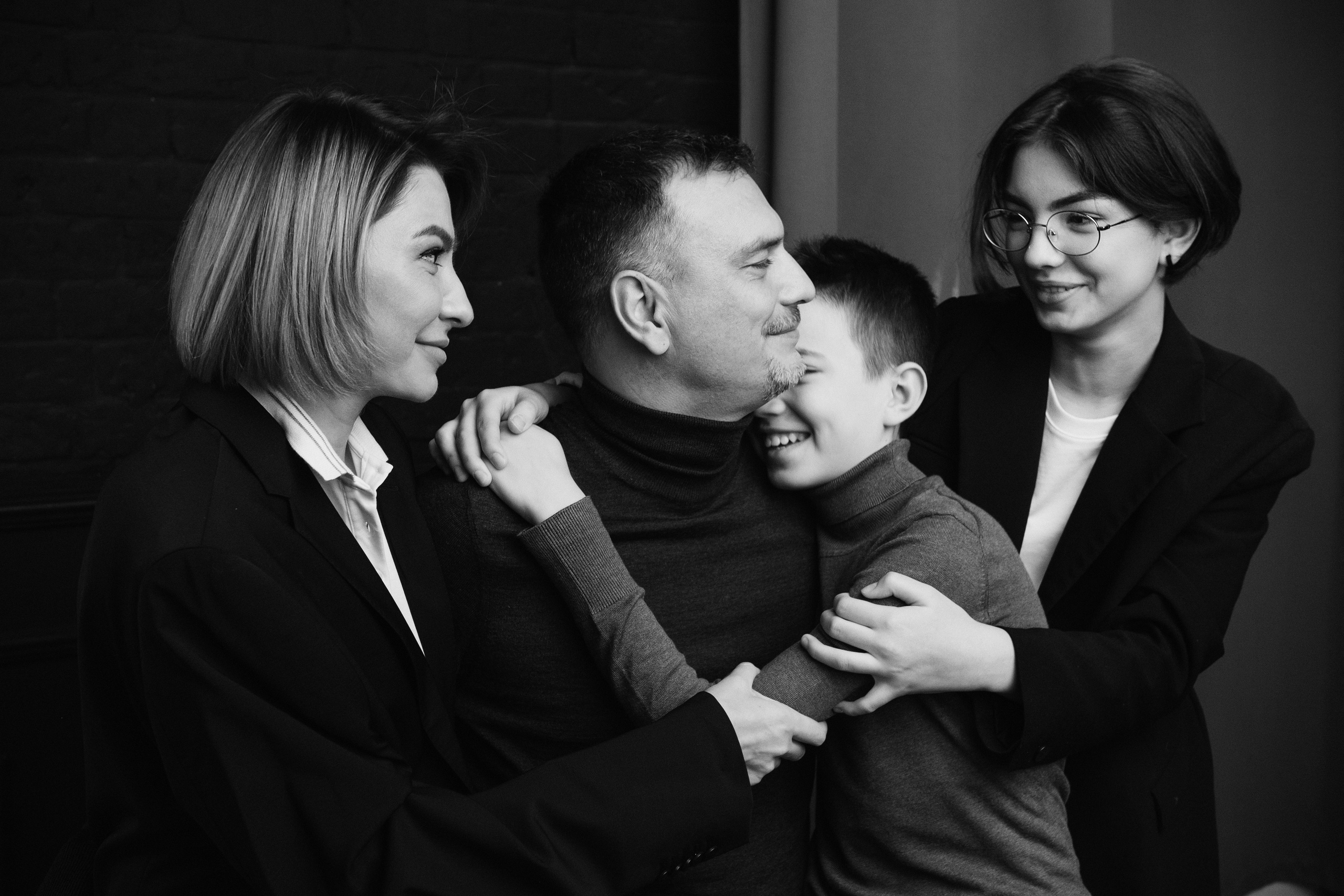 Семейная фотосессия в студии со взрослыми детьми мама папа дочь и сын. Портретный фотограф в Москве Ольга Акушко