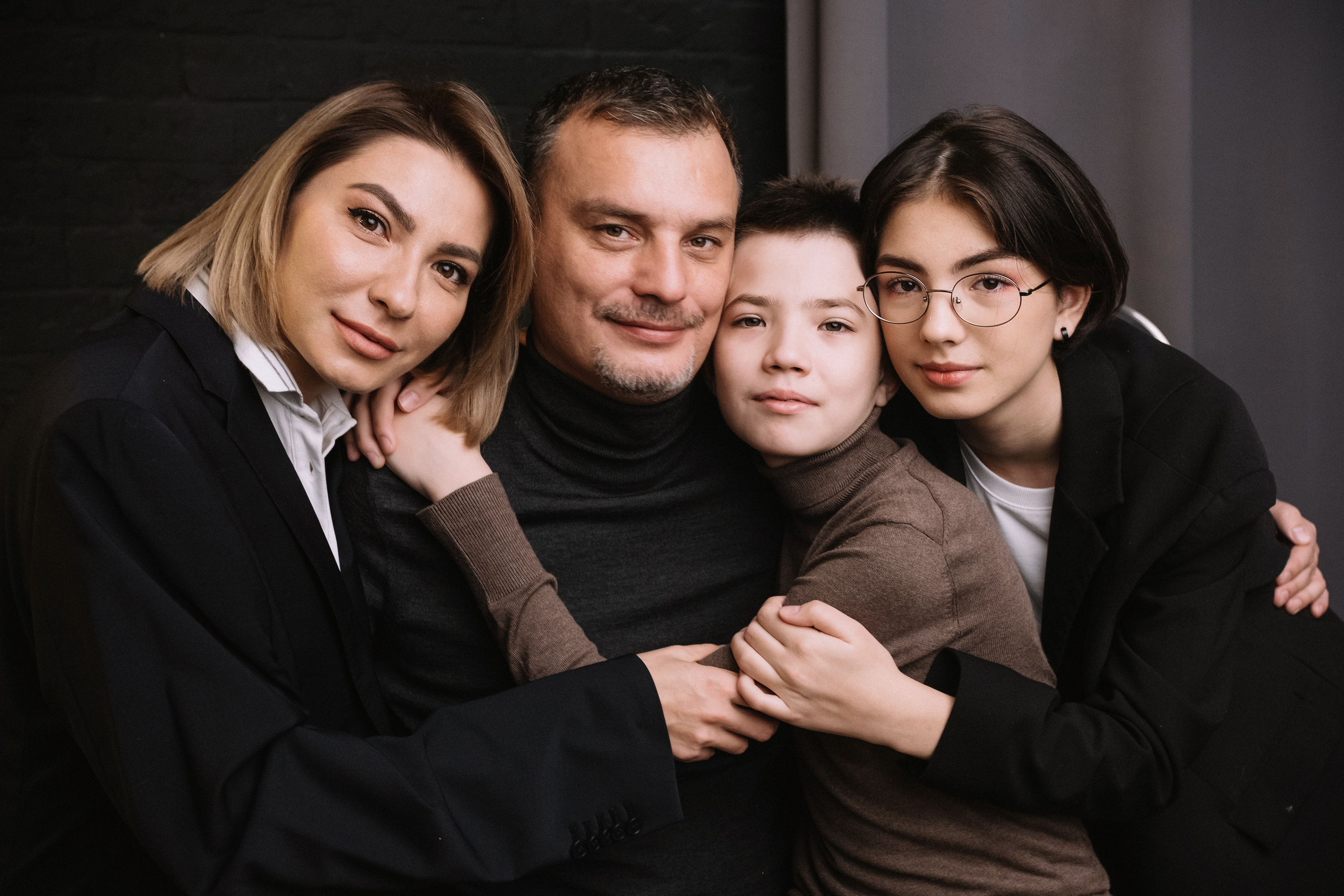 Семейная фотосессия в студии со взрослыми детьми мама папа дочь и сын. Портретный фотограф в Москве Ольга Акушко