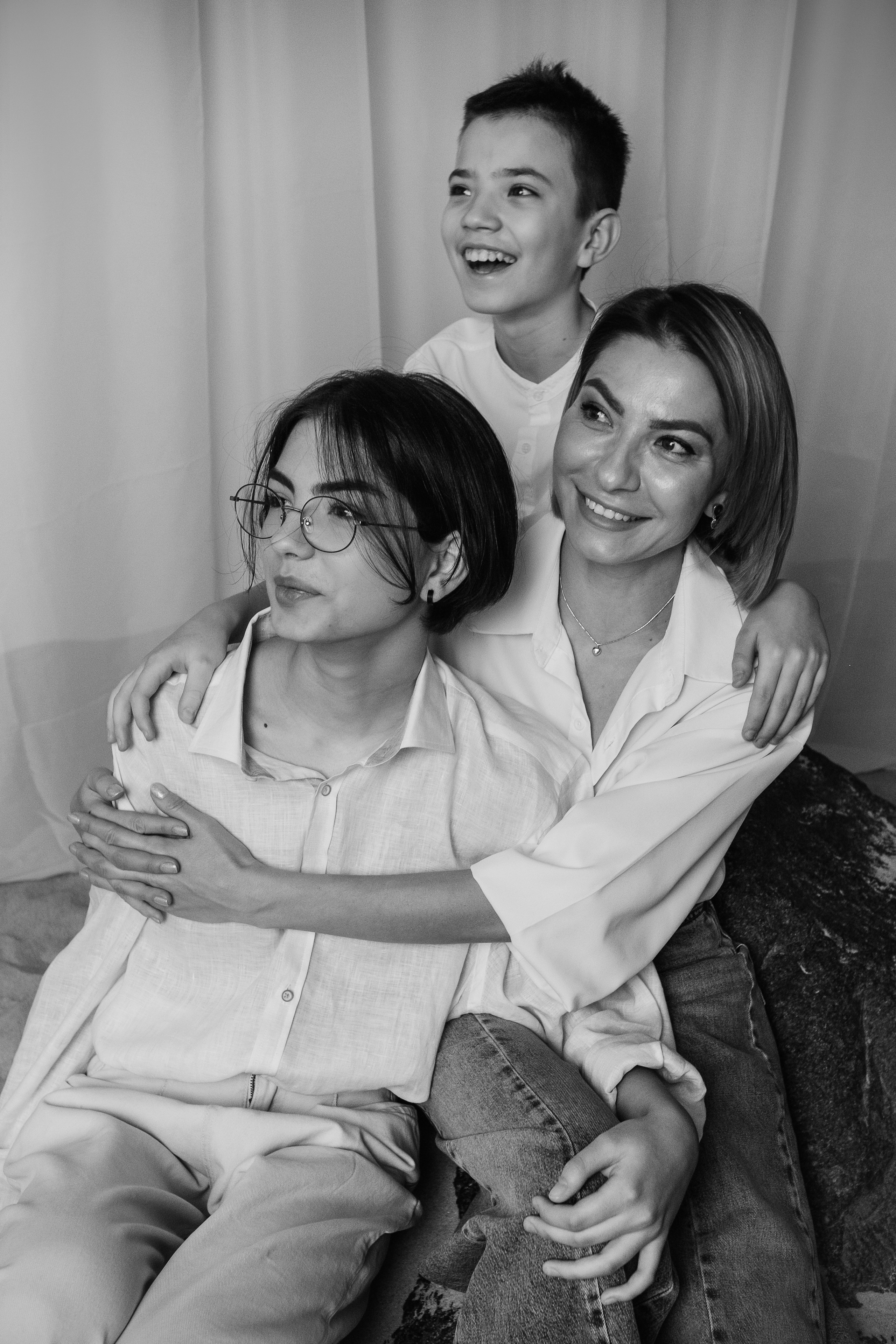 Семейная фотосессия в студии со взрослыми детьми мама папа дочь и сын. Портретный фотограф в Москве Ольга Акушко