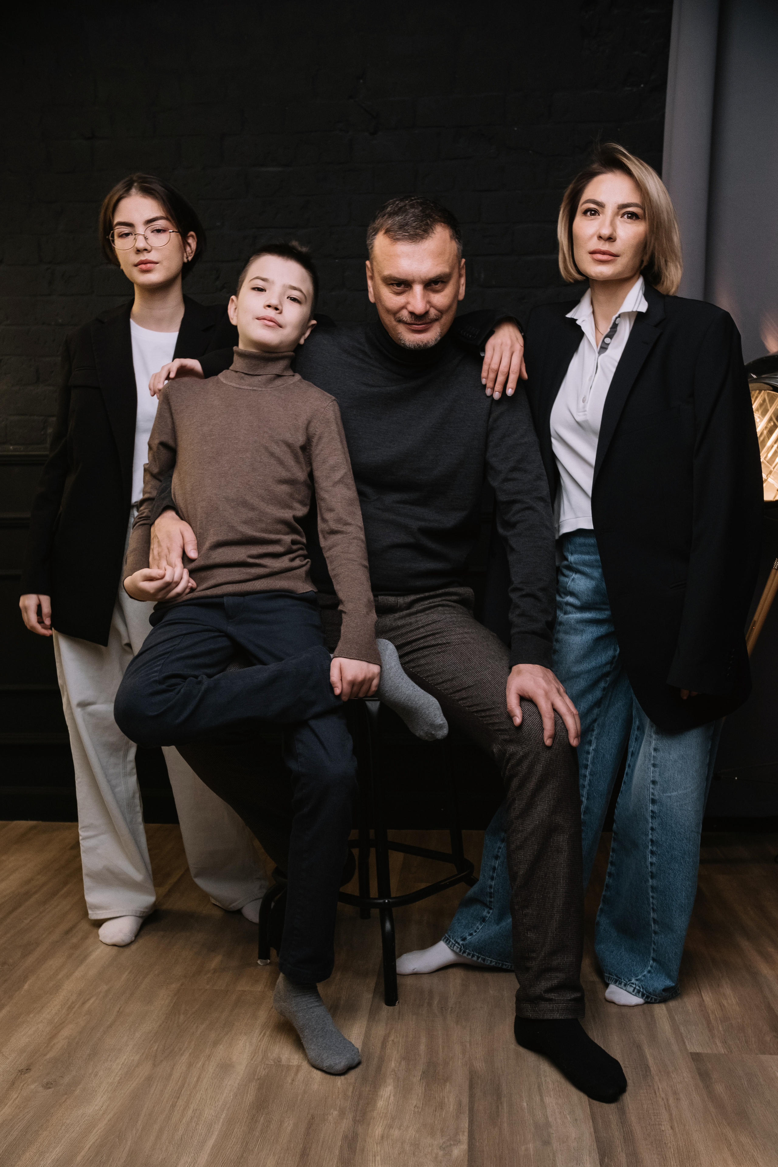 Семейная фотосессия в студии со взрослыми детьми мама папа дочь и сын. Портретный фотограф в Москве Ольга Акушко