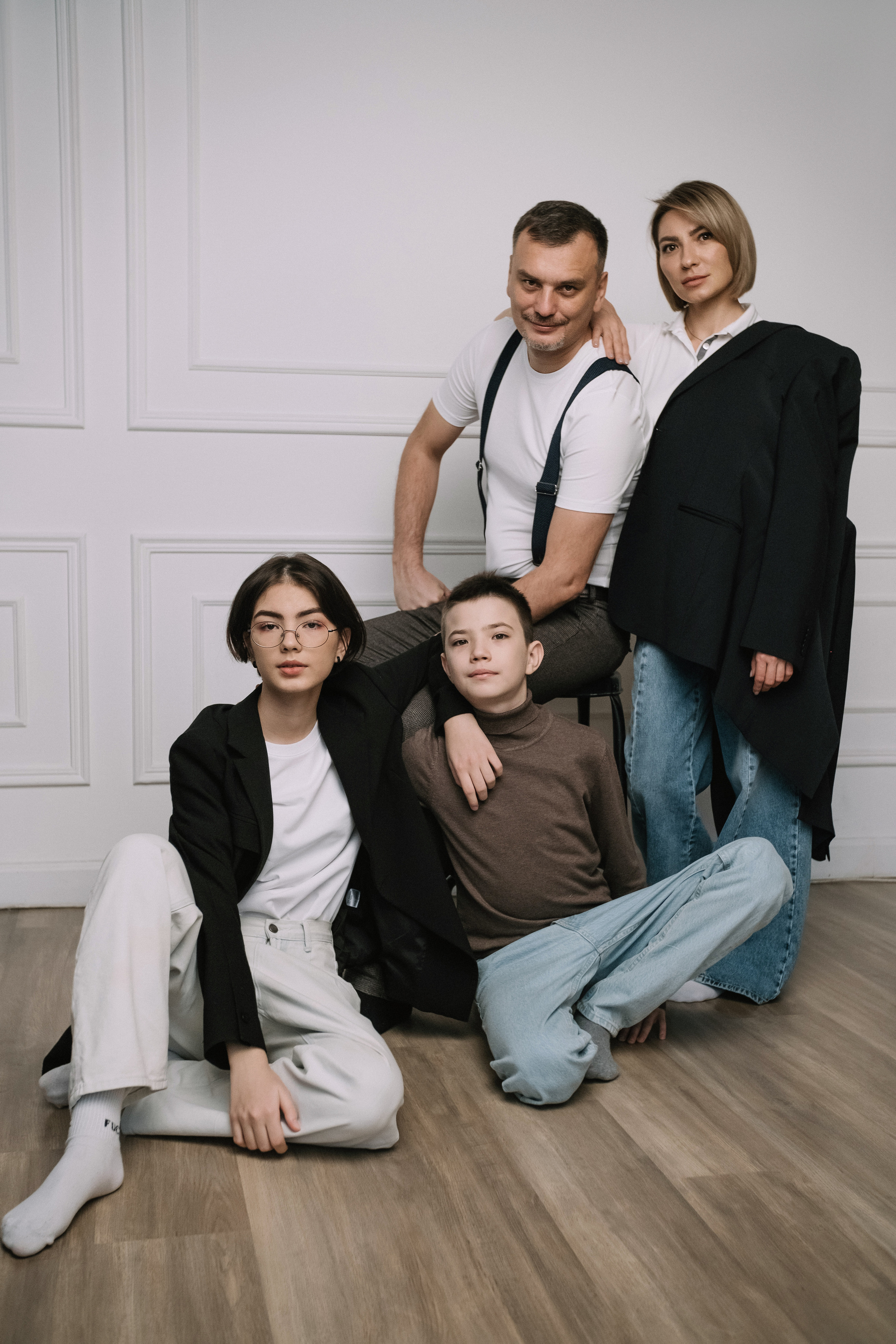 Семейная фотосессия в студии со взрослыми детьми мама папа дочь и сын. Портретный фотограф в Москве Ольга Акушко