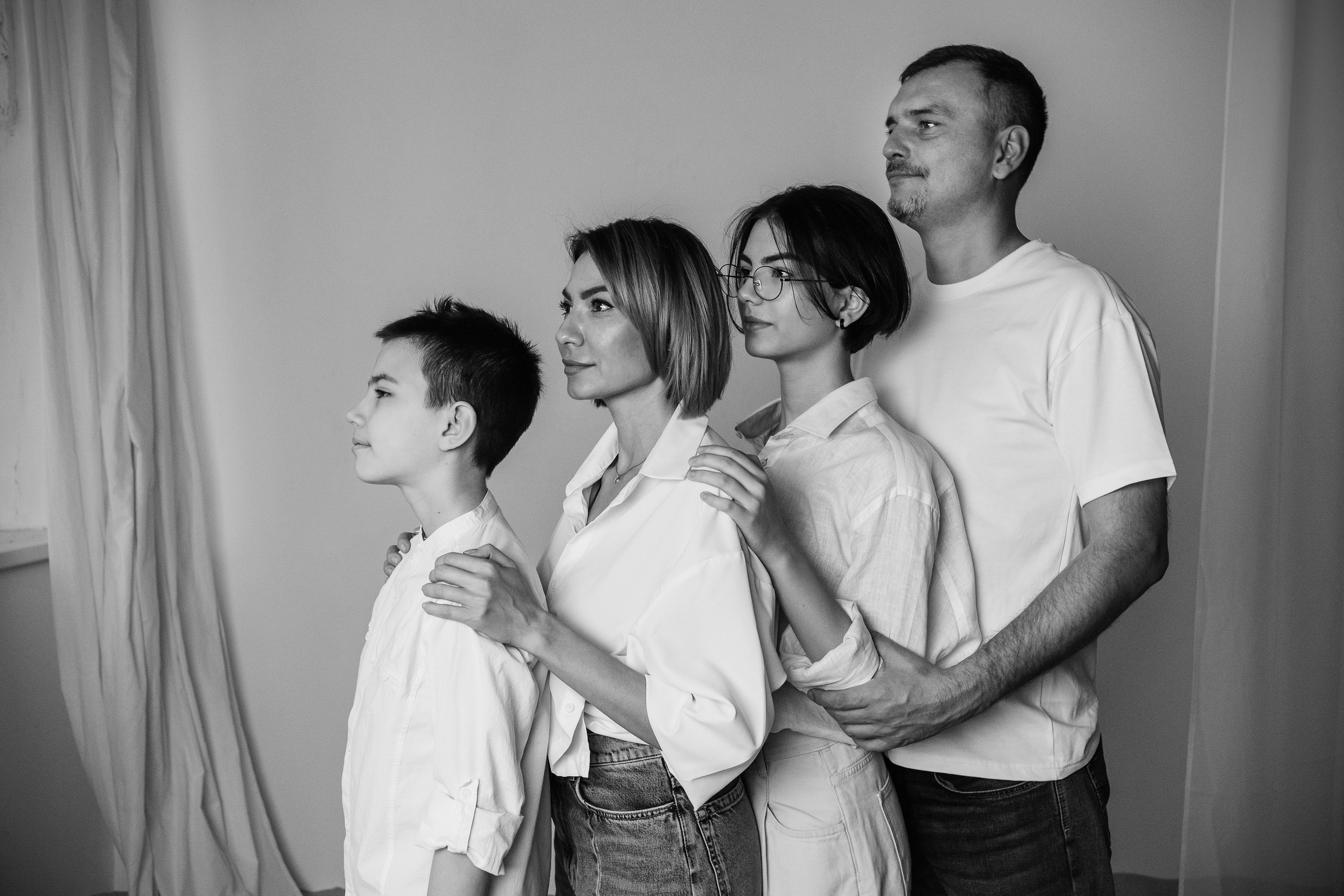 Семейная фотосессия в студии со взрослыми детьми мама папа дочь и сын. Портретный фотограф в Москве Ольга Акушко