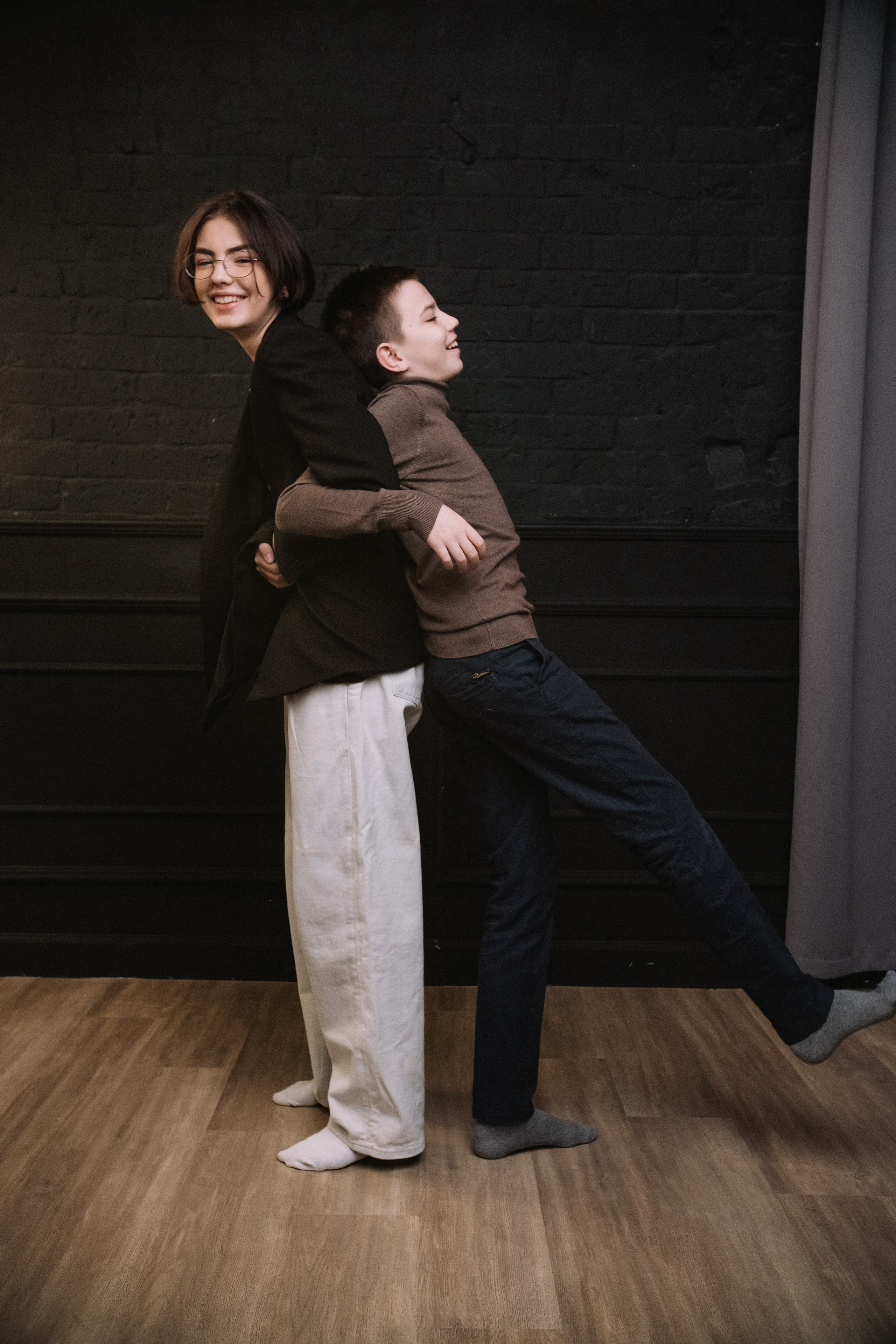 Семейная фотосессия в студии со взрослыми детьми мама папа дочь и сын. Портретный фотограф в Москве Ольга Акушко