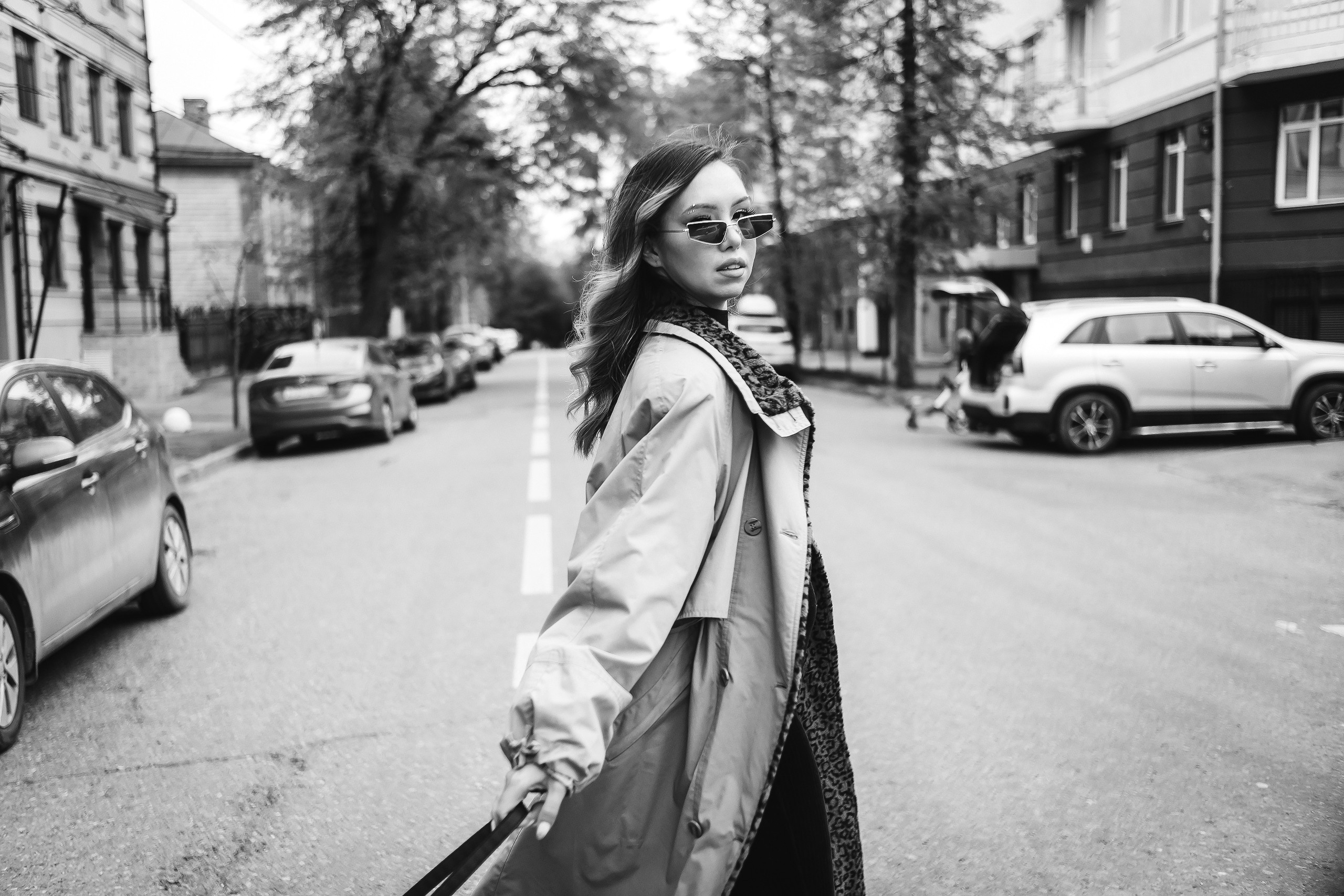 Портретная прогулочная фотосессия девушка в пальто по городу