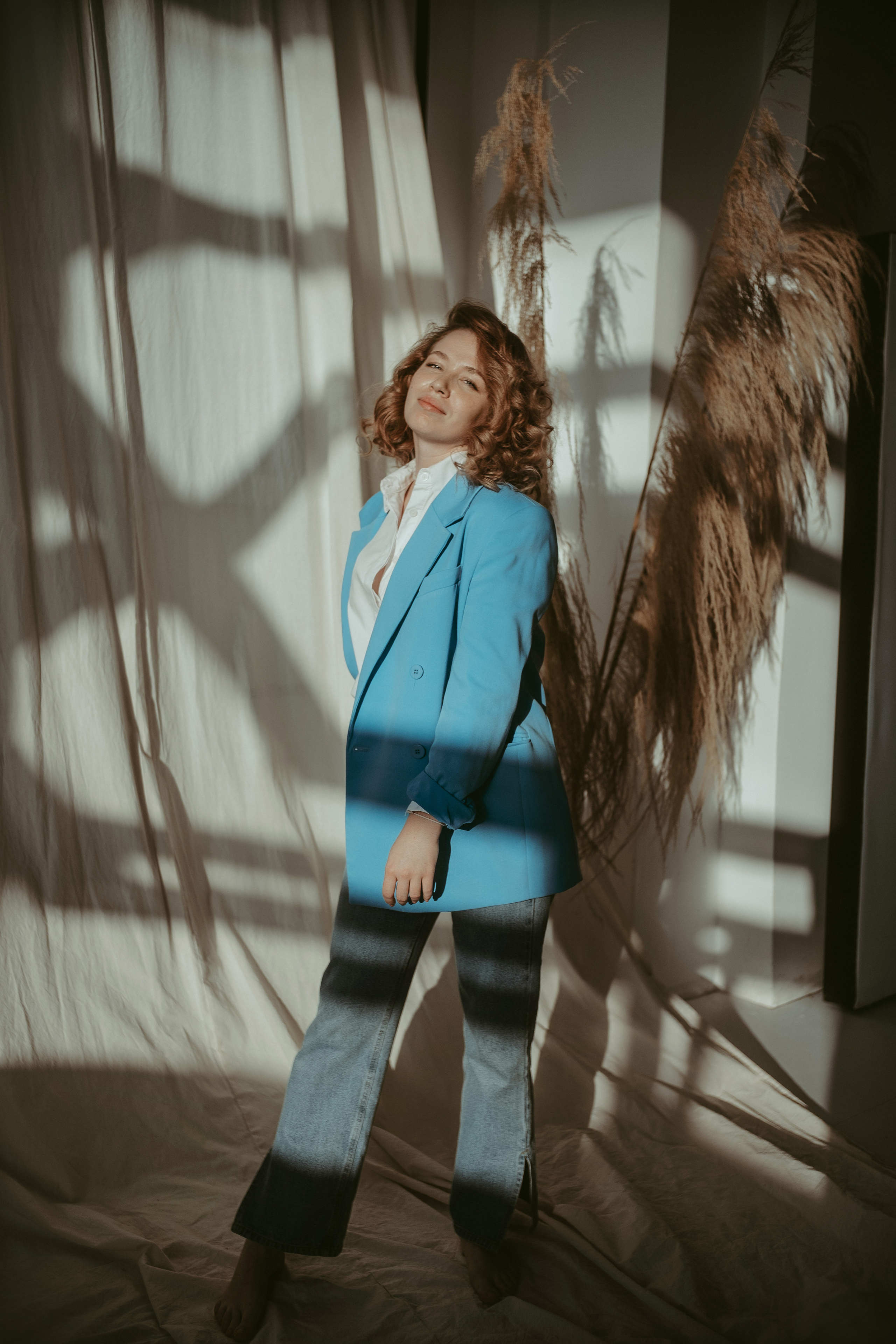 Портретная фотосессия девушка в пиджаке и джинсах в студии