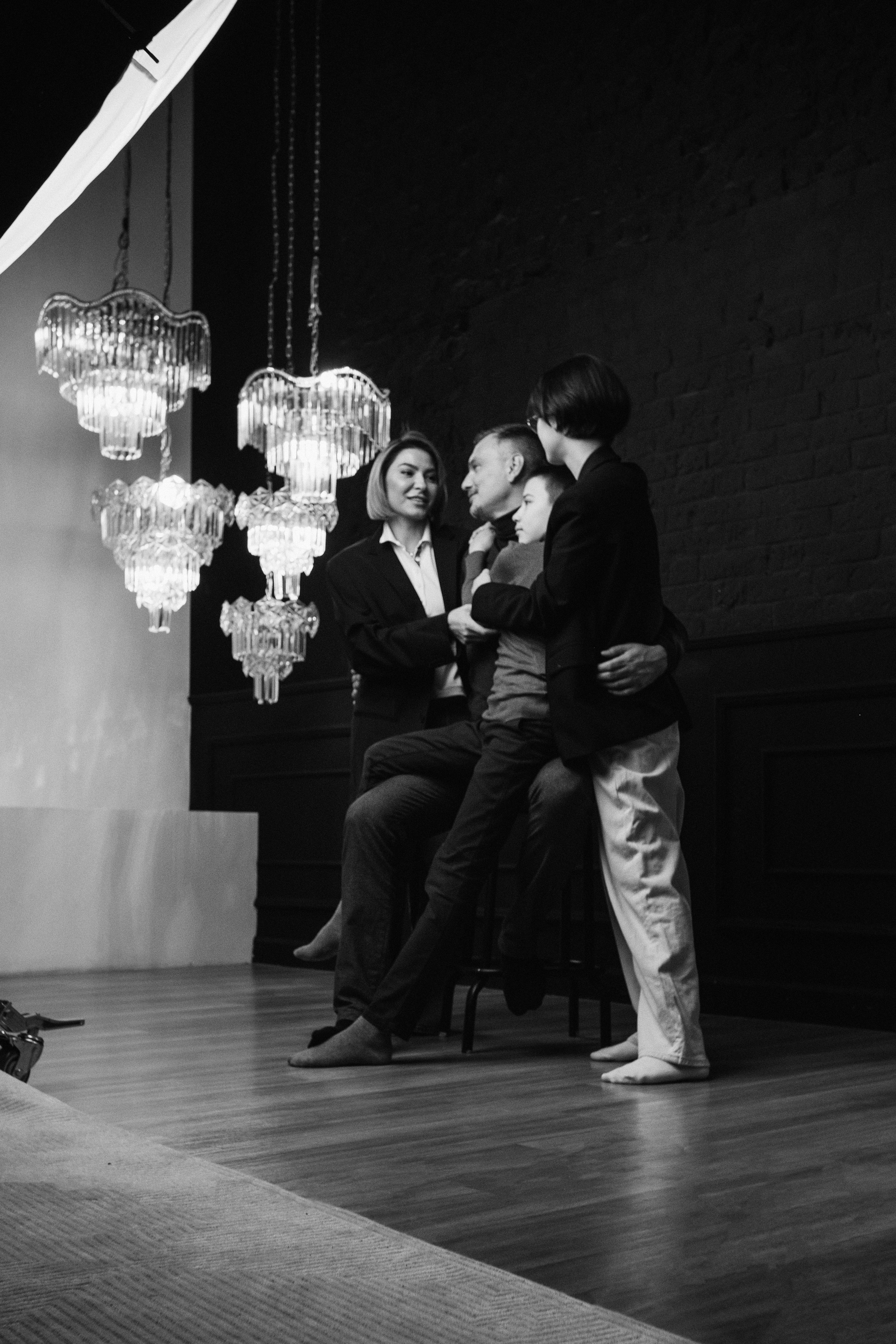 Семейная фотосессия в студии со взрослыми детьми мама папа дочь и сын. Портретный фотограф в Москве Ольга Акушко