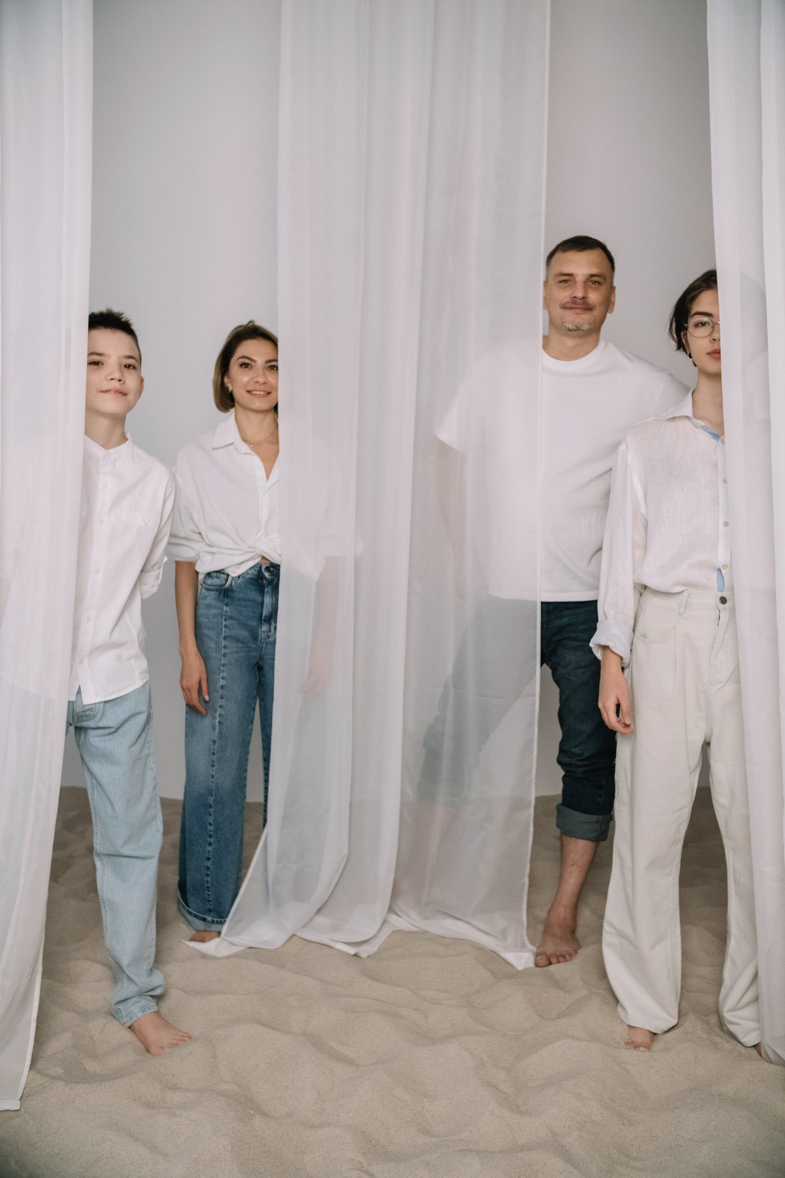 Семейная фотосессия в студии со взрослыми детьми мама папа дочь и сын. Портретный фотограф в Москве Ольга Акушко