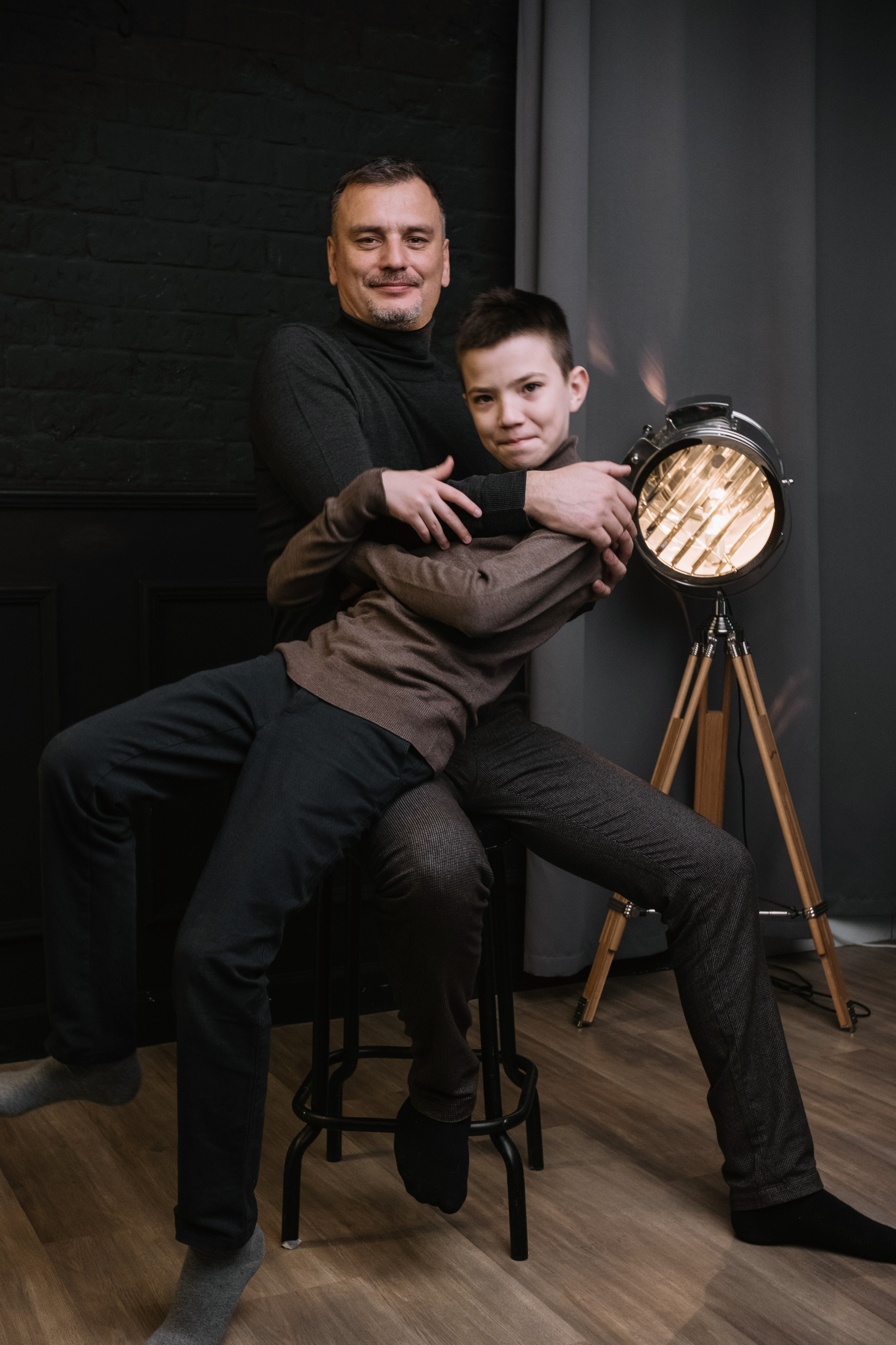 Семейная фотосессия в студии со взрослыми детьми мама папа дочь и сын. Портретный фотограф в Москве Ольга Акушко