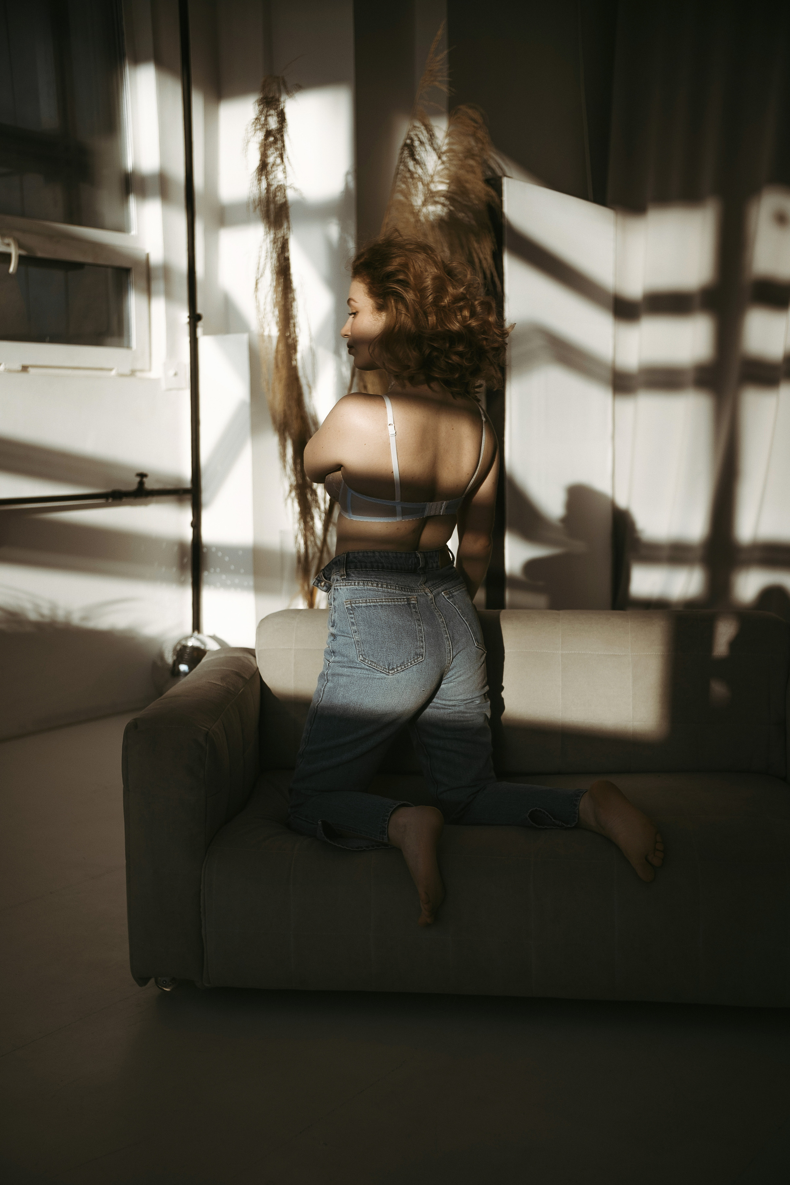 Портретная фотосессия девушка в джинсах в студии