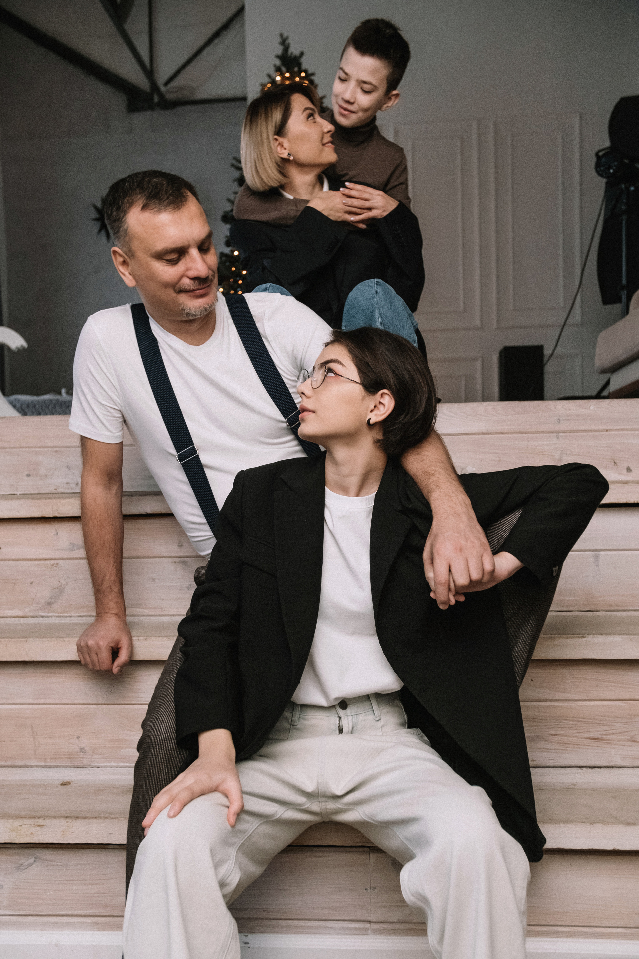 Семейная фотосессия в студии со взрослыми детьми мама папа дочь и сын. Портретный фотограф в Москве Ольга Акушко