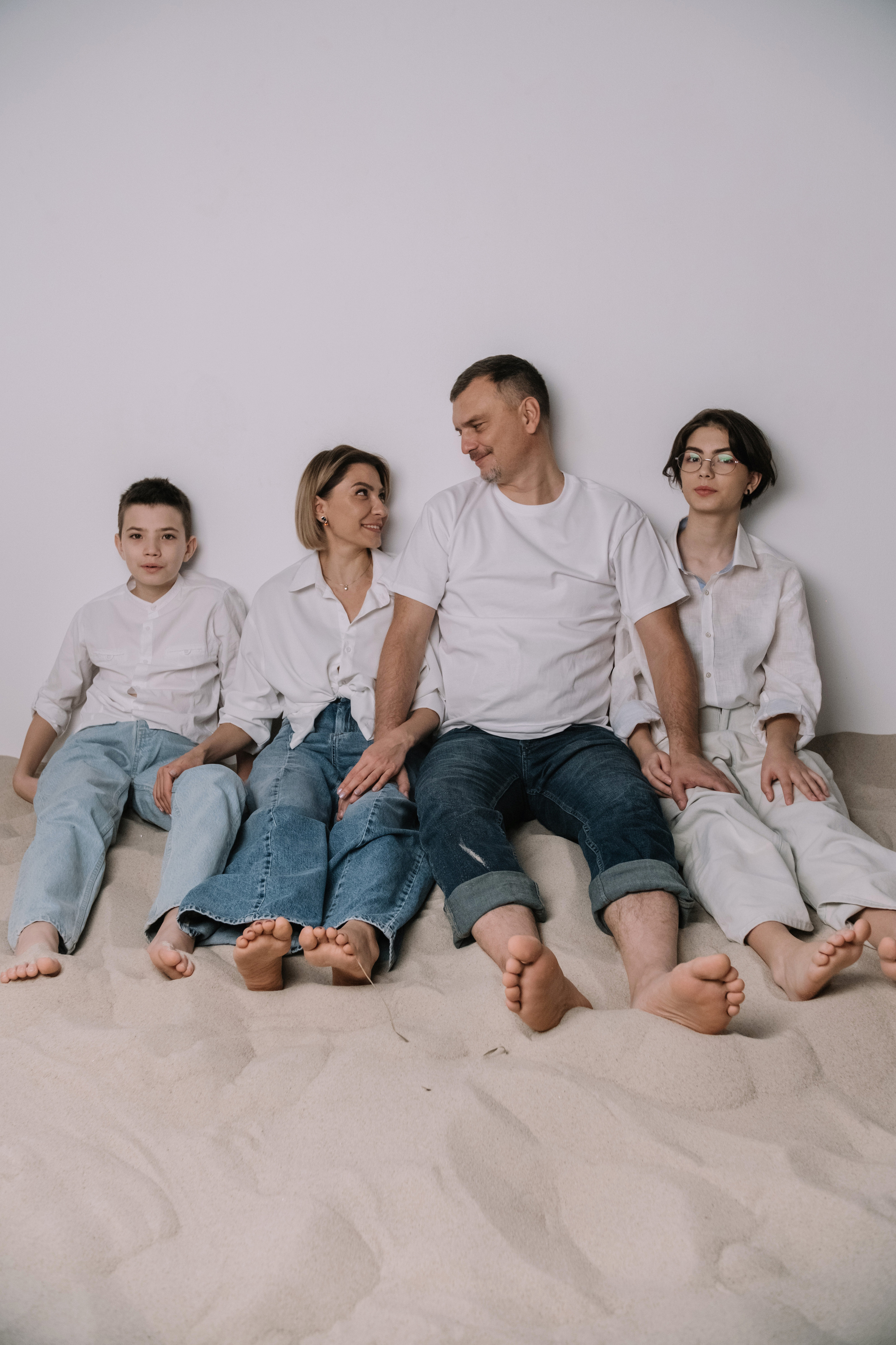 Семейная фотосессия в студии со взрослыми детьми мама папа дочь и сын. Портретный фотограф в Москве Ольга Акушко