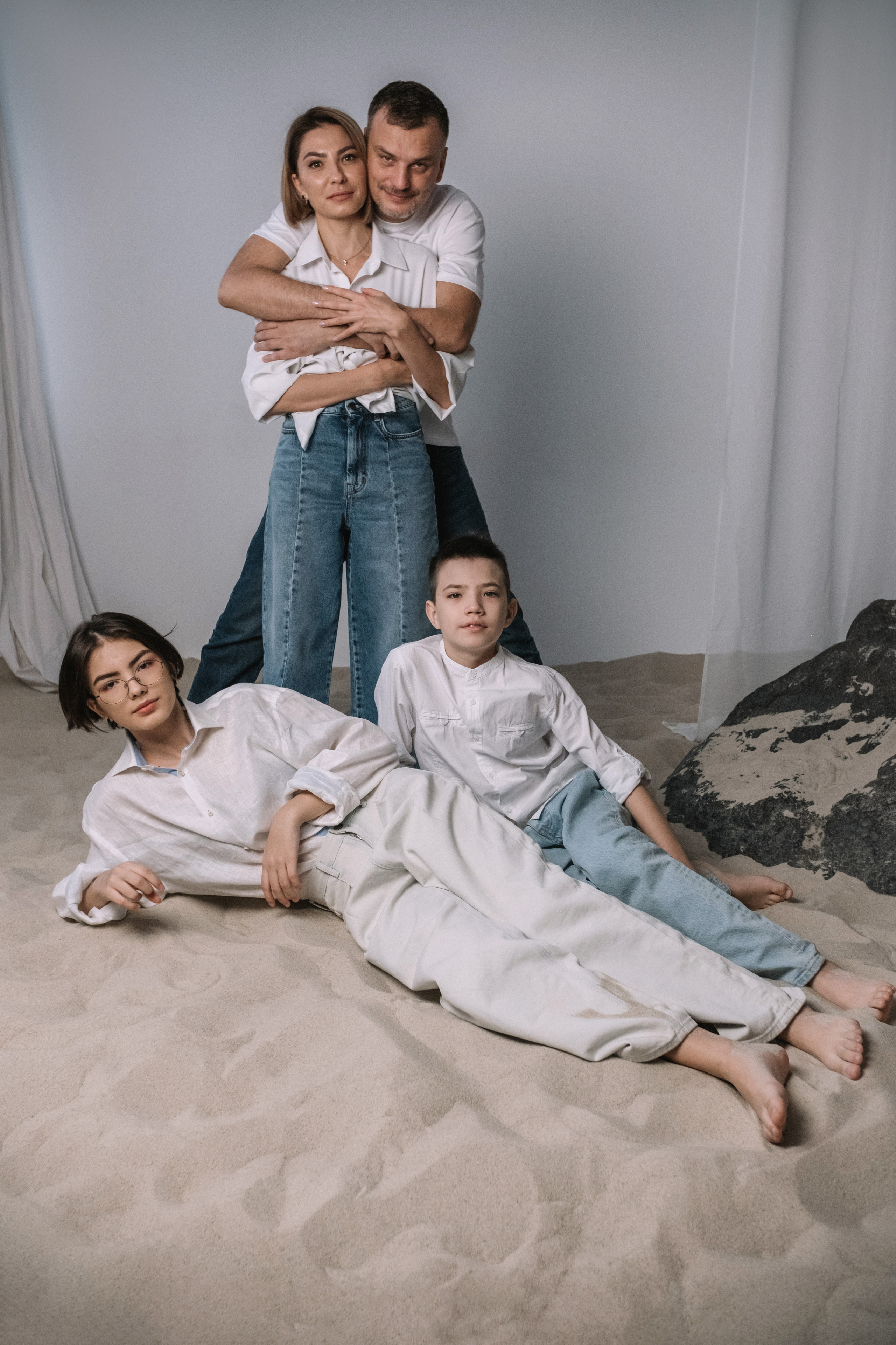 Семейная фотосессия в студии со взрослыми детьми мама папа дочь и сын. Портретный фотограф в Москве Ольга Акушко