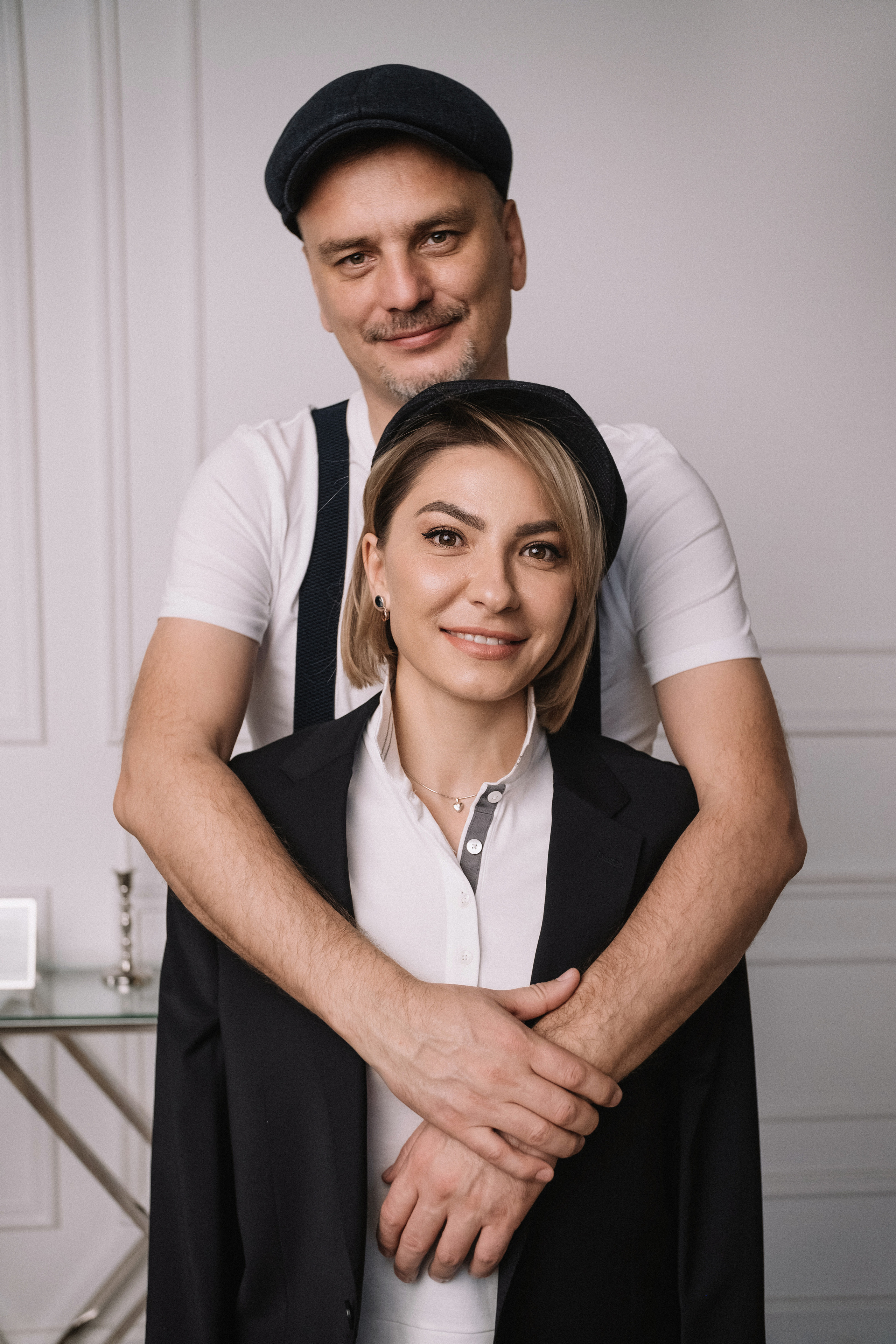 Семейная фотосессия в студии со взрослыми детьми мама папа дочь и сын. Портретный фотограф в Москве Ольга Акушко